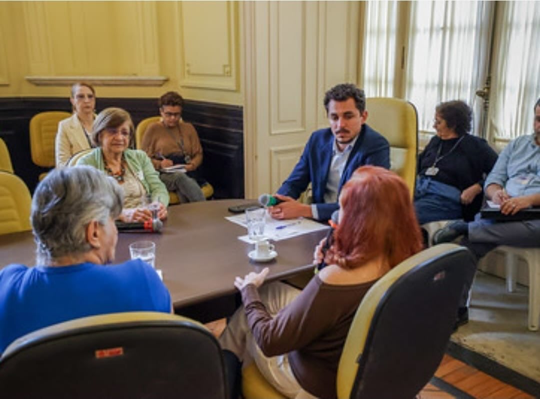 DISCUSSÃO SOBRE REGULAMENTAÇÃO DO AIRBNB
A convite do Vereador Salvino Oliveira, a Amour, representada por sua Presidente, participou de uma reunião na Câmara dos Vereadores sobre Aluguel de Temporada.
O Vereador quis ouvir a Sociedade Civil sobre um PL que ele está propondo, para regulamentação dessa modalidade de aluguel, Airbnb, que, por não ter regulamentação, tem trazido insegurança e transtornos para os moradores.
A Amour aprovou o PL e a iniciativa de normatizar esse esquema, já praticado na Urca.