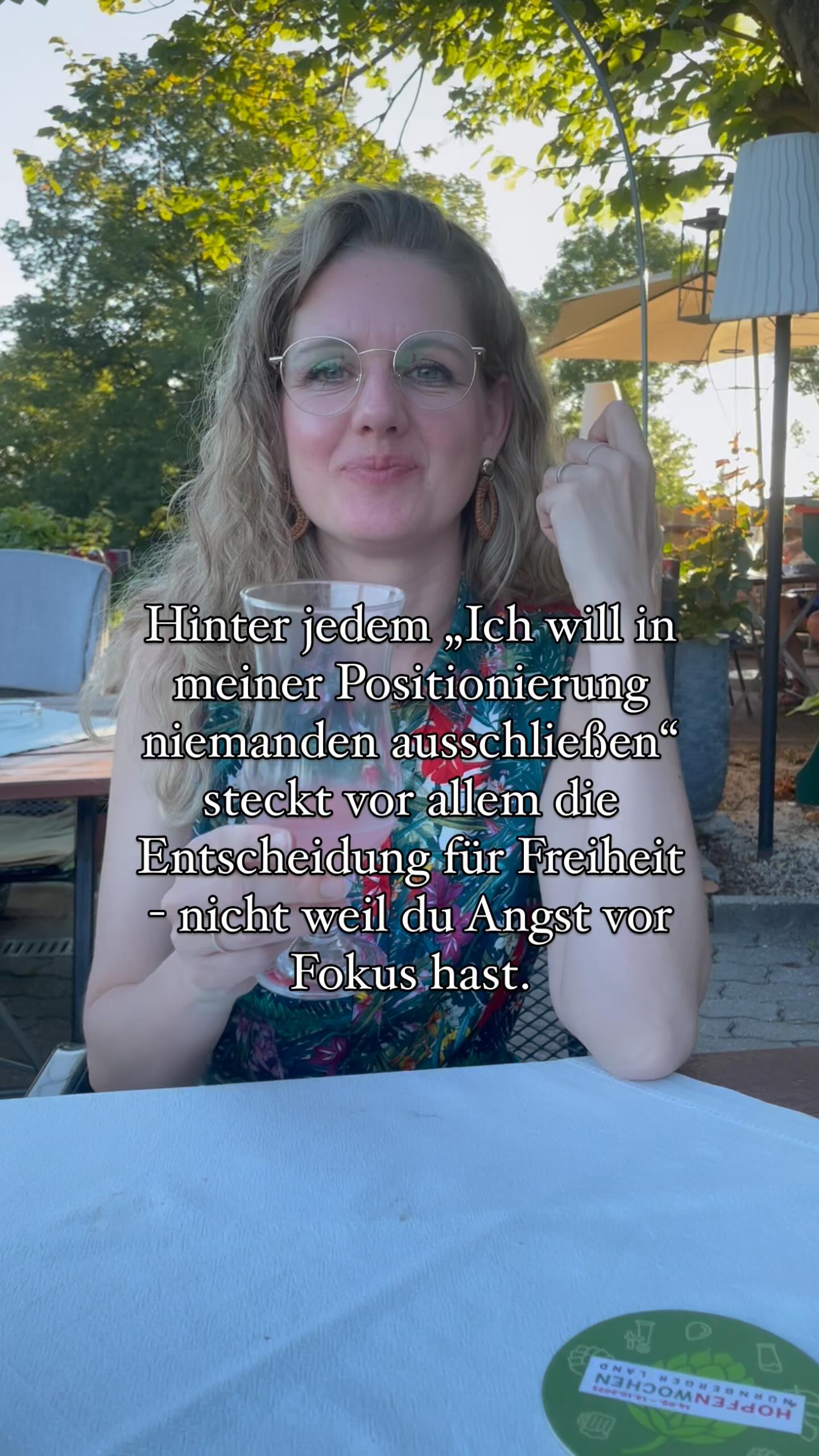 Viele denken 🤔 Wenn du dich nicht klar festlegst, bist du einfach unentschlossen oder hast keine Ahnung, was du willst.
Aber stimmt das wirklich?
Oft steckt dahinter etwas ganz anderes: der Wunsch nach Freiheit🌴.
🤝 Frei zu sein, für alle da zu sein
💡 Frei zu bleiben, um jederzeit neue Ideen umsetzen zu können
🚀 Frei, um sich nicht festzulegen – und damit auch nicht festgefahren zu fühlen
Das Problem dabei ist:
Was ist es denn für eine Freiheit, wenn du jeden Tag struggelst und rotierst sichtbar zu werden und an Kunden zu kommen. 💸
Schau, wenn du für alle offen bist, findet sich oft keiner so richtig in dir wieder 🙈
Du kennst den Spruch: Bist du für alle, bist du für keinen.
Deine Botschaft bleibt schwammig, weil du keine hyper konkreten Beispiele geben kannst. Deine Angebote lösen viele, aber kein für deine Wunschkundin dringendes Problem. Es ist halt wischiwaschi – und die richtigen Menschen laufen vorbei 🚶♀️🚶♂️
Ein Beispiel:
Du bist Ordnungscoach für Familien
oder: 🥳 Du bist Coaching für alleinerziehende Mütter, die gerne mal wieder einen Abend mit nem Gläschen Vino auf der Couch sitzen möchten, weil sie nicht noch bis 23 Uhr das Chaos beseitigen.
Was glaubst du, für welche Positionierung kannst du magnetischeren Content erstellen?
BusinessQueen: Freiheit bedeutet nicht, dass du alles für jeden sein musst 🌍
Freiheit entsteht auch, wenn du dich erstmal aus deiner Komfortzone katapultierst:
➡️ Du wirst klarer und tiefer in dein Thema einsteigen
➡️ Dein Content wird automatisch mehr auf den Punkt kommen und spezifischer werden
➡️ Du fühlst dich schneller als Expertin und dein Selbstbewusstsein geht durch die Decke. Schneller als du schauen kannst . I promise.
Um langfristig erfolgreich zu werden, musst du die Fähigkeit erlernen, dich cristal clear zu positionieren und deine Message genau auf die Kunden auszurichten, die dir schon “wo kann ich bezahlen” entgegenrufen.
Ich weiß, dass dein Angebot verdammt gut ist. Das hast du schon oft genug bewiesen.
Wenn du merkst, dass du dich nicht festlegen willst 🤷♀️ Frag dich mal – vor was willst du dich damit wirklich schützen? 🪞