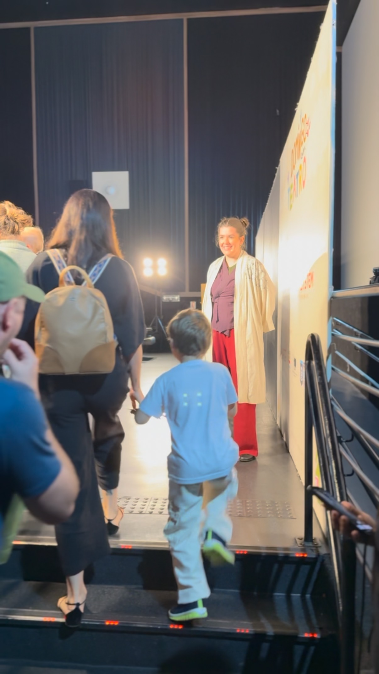 Aos Domingos tem Teatro no @villaromanashopping no projeto @domingocomteatro ✨
E para nós, que vivemos dessa arte é uma alegria estar num domingo pela manhã com famílias inteiras que vieram para este momento, assistir ao Kamishibai: “O velho que faz florescer árvores e o fiel Shiro”.
Agradecidos e celebrando esse dia, deixamos alguns registros! Obrigado à todos da equipe que estiveram lá e nos contataram, às crianças e seus familiares! 🧡
Até a próxima!
#teatrodori #teatro #hanasakajiisan #kamishibaibrasil #kamishibai #kamishibaï #arte #contaçãodehistórias #sc #villaromana #domingocomteatro #florianopólis