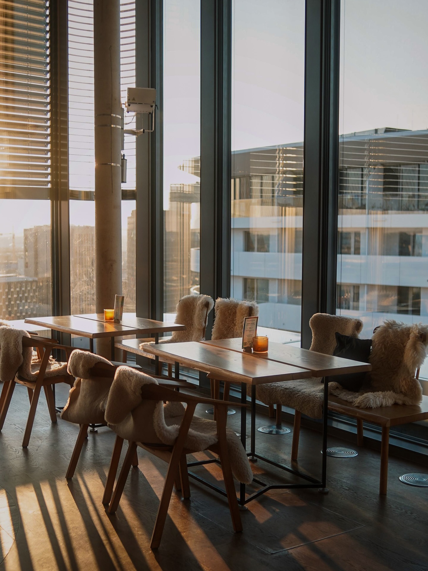 Up here, the sun kisses the skyline and every sip tastes like summer. ☀️🍹
#AuroraRooftopBar #SummerInVienna #SkylineSips #SunKissedEvenings #ViennaFromAbove