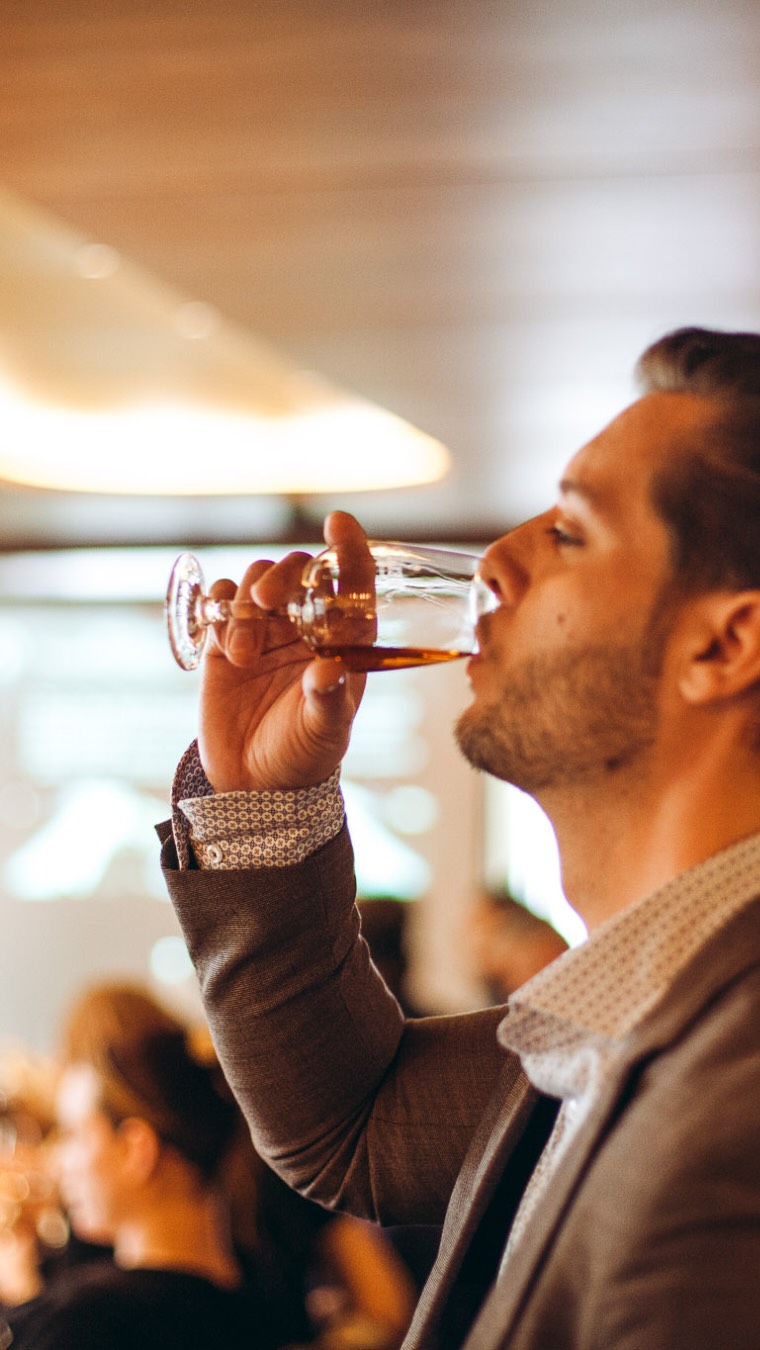 Was dein Gaumen begehrt – wir haben’s! 😋🍸
Ob Cocktailklassiker, unsere Vienna in Six Sips-Reihe, eigene Signature Drinks, Gin Tonics, Bier, Spritzer, Weine oder unsere alkoholfreie Sommerkarte – bei uns bleibt kein Glas leer. 🥂
Tipp: Heute noch vorbeischauen, denn am Freitag, 15. August haben wir geschlossen (Feiertag).
Keine Sorge – am Samstag sind wir wieder wie gewohnt für euch da.
Kommt vorbei, gönnt euch was und genießt die Vibes. 💛
#lvdwigbar #cocktailbar #cocktailbarvienna #barsvienna #viennadrinks #viennabars