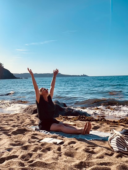 Le mouvement est une porte d’entrée vers la relaxation.
Le yoga sur la plage, au jardin botanique, pour adultes et enfants. Je donnerai encore quelques cours pour adultes et un atelier yoga et art pour enfants avant la rentrée. Tout le monde est bienvenue!
Je sais que c’est une période chargée, mais si l’un d’entre vous est libre, ce serait un plaisir de vous voir pour une séance ou deux.
Yoga doux à la plage (adultes), jeudi 14 , 21 août, 18h30-19h30, plage de la Mare, Saint-Cast le Guildo avec Evi, professeur de yoga diplômée.
Yoga doux (adultes), jardin botanique a St Méloir des Bois, lundi 18 et 25 août, 10h-11h
Atelier Yoga enfants + Art, jardin botanique a St Méloir des Bois, mercredi 20 août, 14h30-17h
#yogaplage #yoganature #detendre #respiration #mouvement #meditation #convivialitė #yogabretagne #yogapourtous
#yogafrance #yogauk #evisolayoga