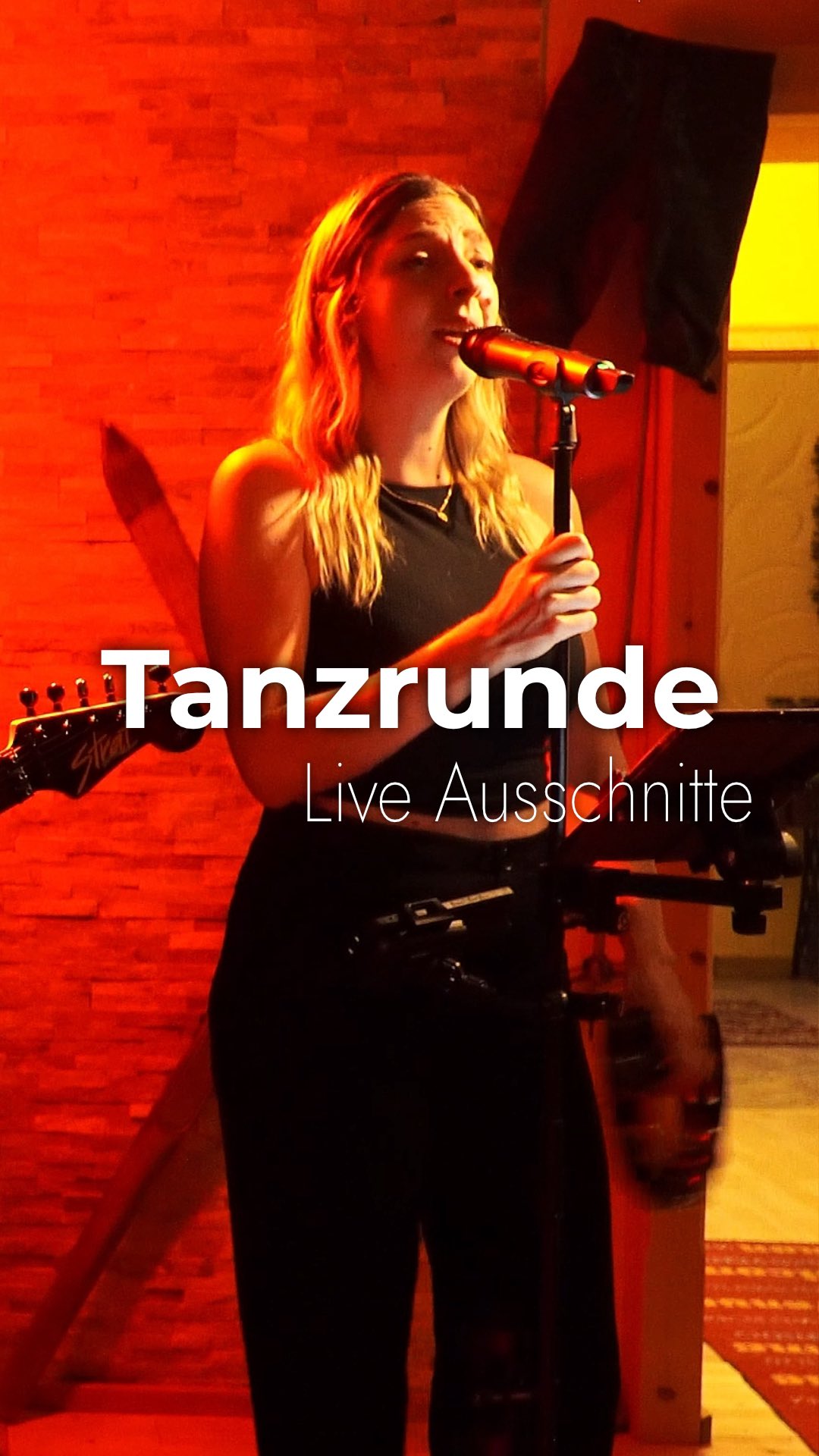 Tanzmusik darf auf keiner Hochzeit fehlen! 💃
Hier gibt‘s ein paar Einblicke wie das bei uns aussieht. Immer wieder ein Erlebnis 😁.
.
.
.
#hochzeitsband #hochzeit #hochzeitsduo #party #tanzmusik #tanz #musik #band #duo #live #livemusic #coversongs #amywinehouse #valerie #ccr #proudmary #queen #iwanttobreakfree #nancysinatra #thesebootsaremadeforwalking