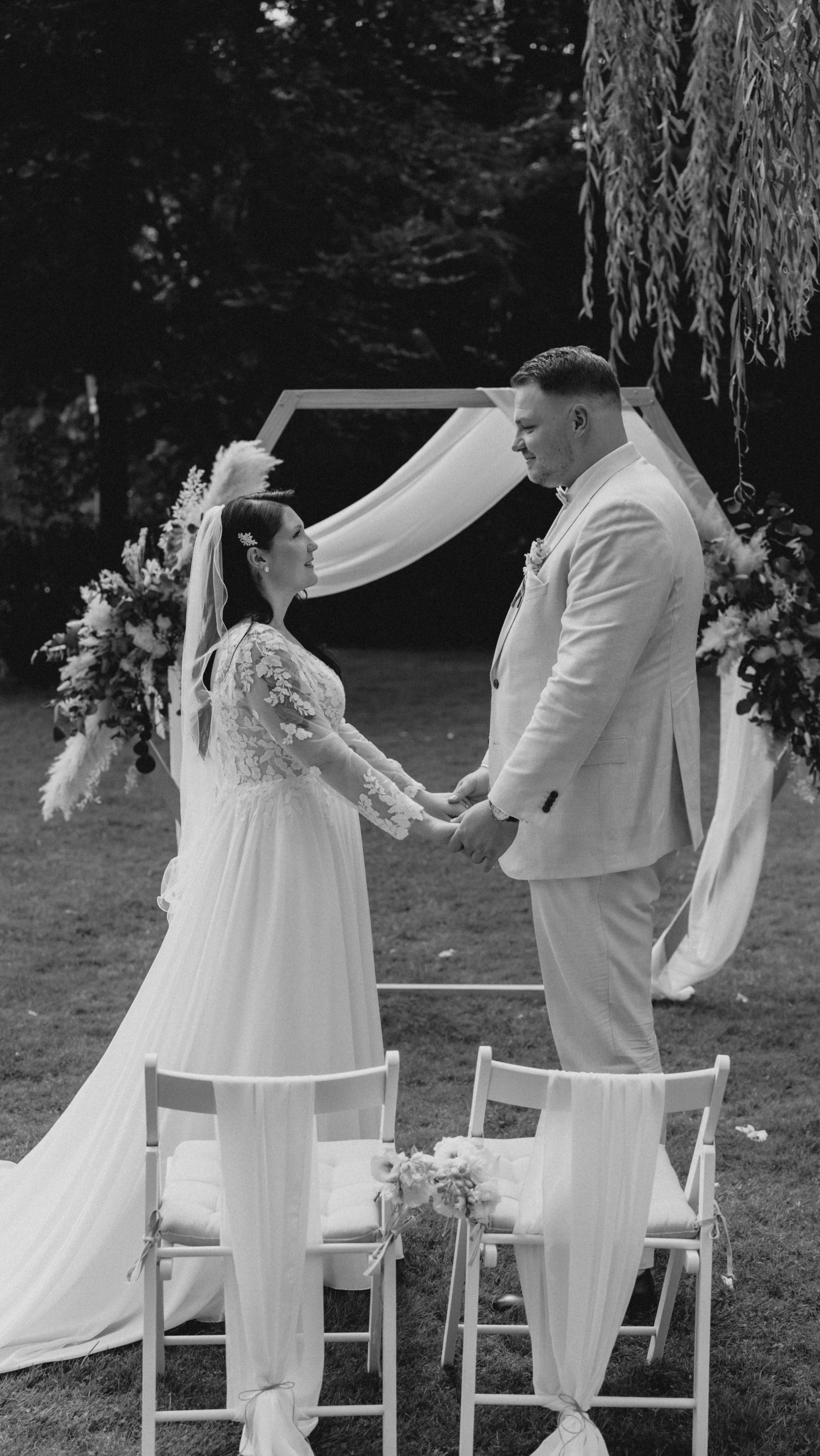 Laura & Steven | 09.08.2025
Das war eines der aufwändigsten Wochenenden jemals. Und definitiv auch eines der Schönsten!
Gleiche Location, gleiches Setting, und trotzdem zwei komplett unterschiedliche Hochzeiten und Konzepte.
Und beide in sich einfach wunderschön. Weil sie zu den Paaren passten.
Ursprünglich hatten wir ein anderes Konzept geplant. Und irgendwann schrieb Laura mir - nein das müssen wir anders machen. Und natürlich haben wir das komplette Konzept umgestaltet. Mir ist wichtig, dass ihr euch darin wiederfindet. Und es passte einfach so gut zu den beiden.
Minimalistisch. Mit schwarzen Akzenten. Weiße Rosen. Edel. Clean. Und trotzdem ganz viel Wärme und Atmosphäre.
Ein Brautpaar, das mir richtig ans Herz gewachsen ist und an deren Hochzeit ich mich für immer erinnern werde 🤍
Danke @family.life.of.four dass ich Teil eures Tages sein durfte!
Fotograf: @marcelheinig_fotografie
DJ: @dj.harmi
Location: @bullmuehle
Pianistin: @hochzeitspianistin
Trauung: @hochzeitszauber_freietrauung
Mobiliar Trauung: @verleihliebe_emsland
Styling: @nessbeautystudio
Kleid: @modehaus_havekost
Anzug: @bespoke_oldenburg