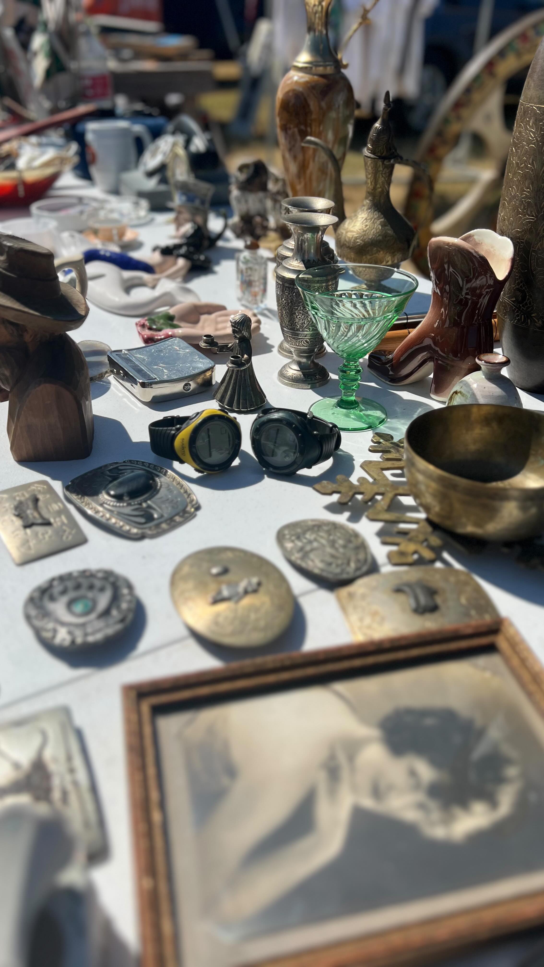 To all thrifters, collectors, bargain-hunters and shop-a-holics 🤝 we’re so glad you found us.
.
.
.
#collectibles #fleamarket #bargainhunter #bargainshopping #bargainshopper