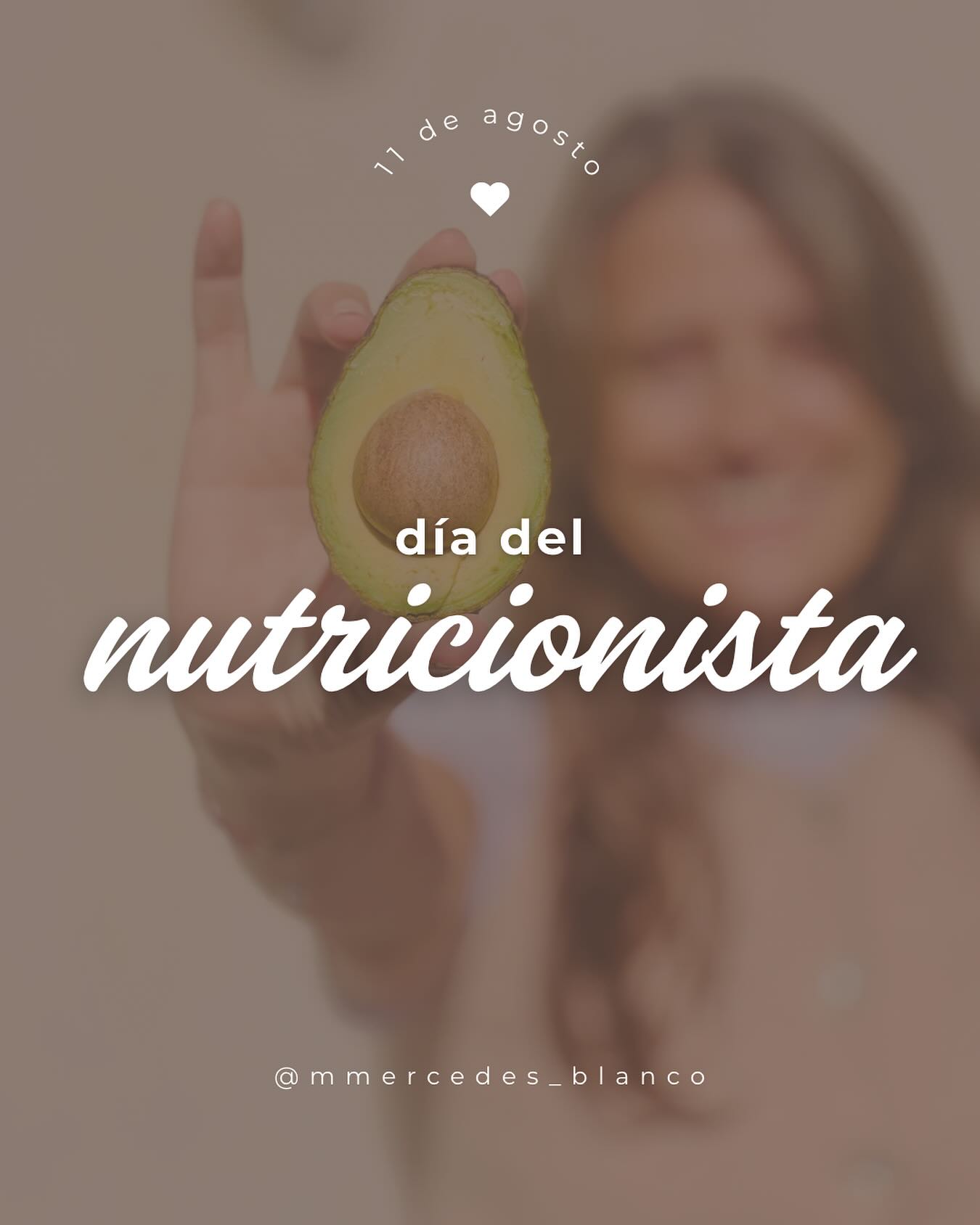 Hoy les comparto un poco de mi historia.
A mis 18 años compré mi primera revista “Buena salud”
En mi ciudad de Coronel Dorrego a 600km de capital. En ese entonces la logística era otra, los tiempos eran otros y están publicaciones solían tardar más de una semana en llegar. En esa primera revista conocí la acción de los flavonoides y otras tantas investigaciones y cosas que se publicaban sobre lo que era la salud.
Siempre continué leyendo, investigando y estudiando cómo funciona nuestro organismo y cómo mantenerse en un buen estado de salud. Hice distintos cursos, distintas disciplinas. Me capacité en lo que era fitness, stretching, pilates, yoga, etc.
Y en el 2020 decidí comenzar la carrera de Lic. en nutrición con todo lo que significó luego de dos semanas de iniciar la cursada, la pandemia que nos dejó aislados, sin poder cursar de forma presencial, con lo cual tuve que amigarme con la tecnología también! Todo esto se pudo gracias a la maravillosa familia que me acompañó, y con mis compañeros geniales de la facu.
Hoy disfruto ENORMEMENTE de atender a mis pacientes, de acompañarlos en su proceso, en su camino a cambiar hábitos de vida, de reencontrarse con su salud y trabajar en su mejor versión.
Feliz día para todos los nutris que aman este labor y feliz día para mí en mi primer “Día del nutricionista”
#nutricion #saludybienestar