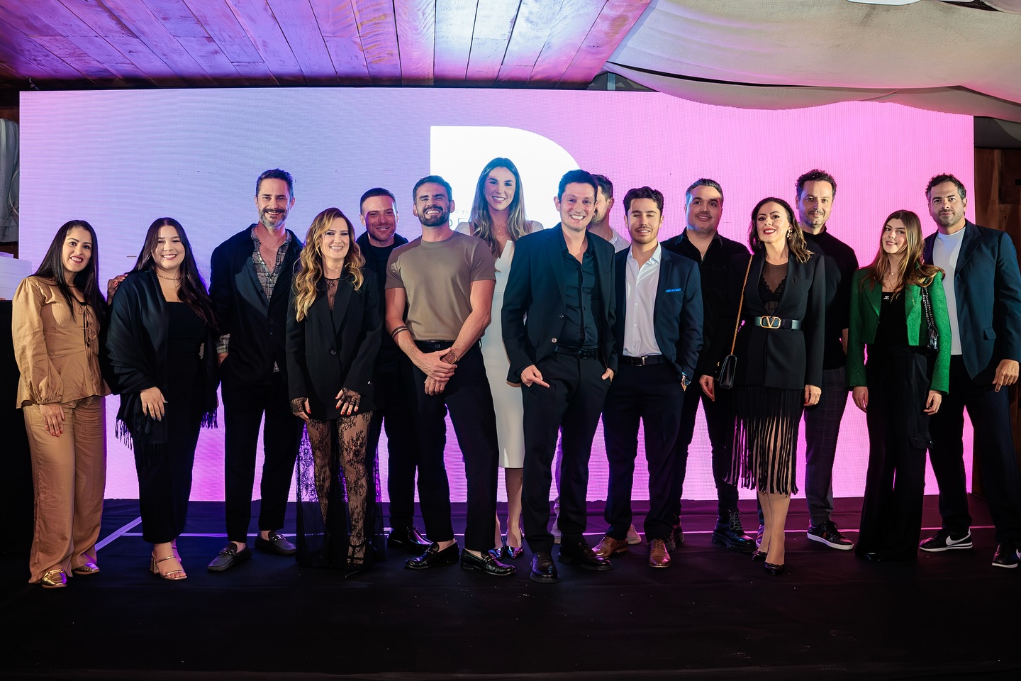 Celebrando o talento que transforma. 🏆✨
O Prêmio Design Club reconhece escritórios de arquitetura e design que se destacam pela criatividade, excelência e impacto de seus projetos.
O Prêmio de Reconhecimento é um tributo a profissionais cuja trajetória inspira e contribui para elevar o morar a novos patamares.
📸 Deslize e conheça os vencedores deste ano.