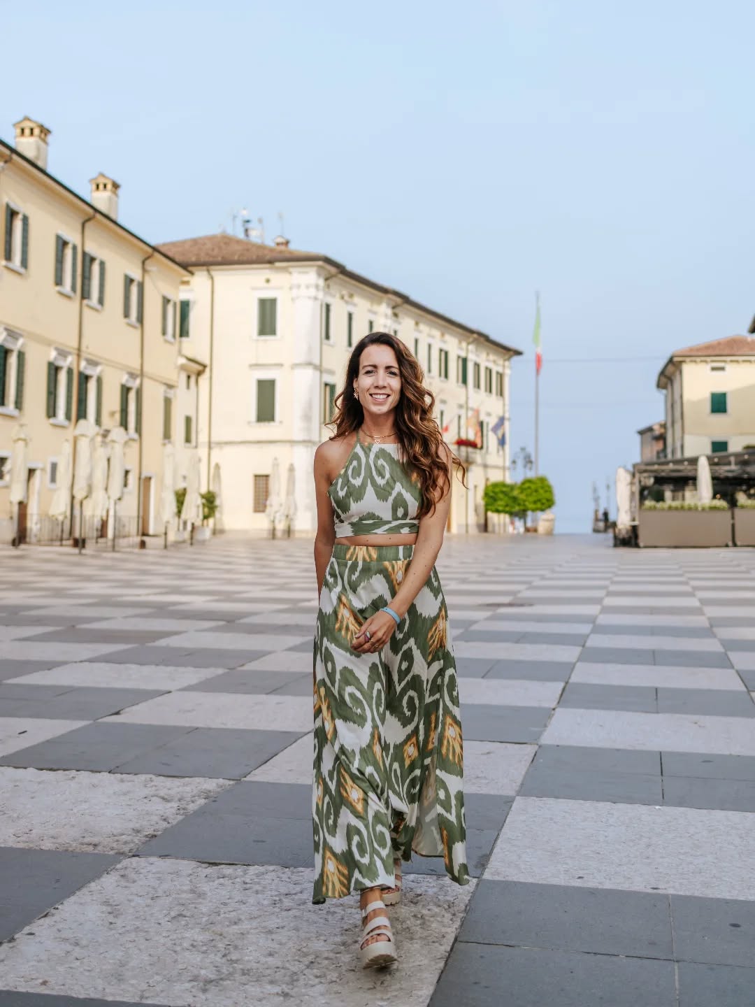 34 JAAR🥳🤍
Gisteren vierde ik mijn verjaardag heerlijk aan zee.
Een stralende dag, met een lach.
Een jaar bewust afsluiten en een nieuwe verwelkomen.
En wat voor eentje.
Want waar mijn leven behoorlijk in het teken van loslaten staat, voel ik ook dat er heel veel nieuws komen gaat.
Het loslaten van liefde die ik 13 jaar lang mocht beleven, het opgeven van mijn huis en tuinkamer, de heerlijke moestuin. Allemaal stukjes die we ooit creëerde en mochten beleven. Ik eer het en ben dankbaar in mijn hart.
Zo benieuwd naar wat dit 34ste levensjaar me gaat brengen. Het NIET weten! En me toch zo vol vertrouwen voelen.
Want waar ga ik wonen? Waar zal ik gaan? Zal ik gaan reizen? Ontdekken, nieuwe plekken..
Het verlangen mijn bedrijf te laten groeien en mensen te mogen gaan begeleiden op hun authentieke levenspad.🦋🥰
34 Let's GO! 🤍 Met open hart, laat ik me leiden.