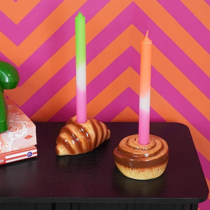 Tja, en welke kandelaar moet je dan kiezen… de croissant of het kaneelbroodje…? Beide natuurlijk! 💛
Woensdag zijn ze te bewonderen in de winkel!
#kandelaar #croissant #cinnamonbun #cadeau #haarlem