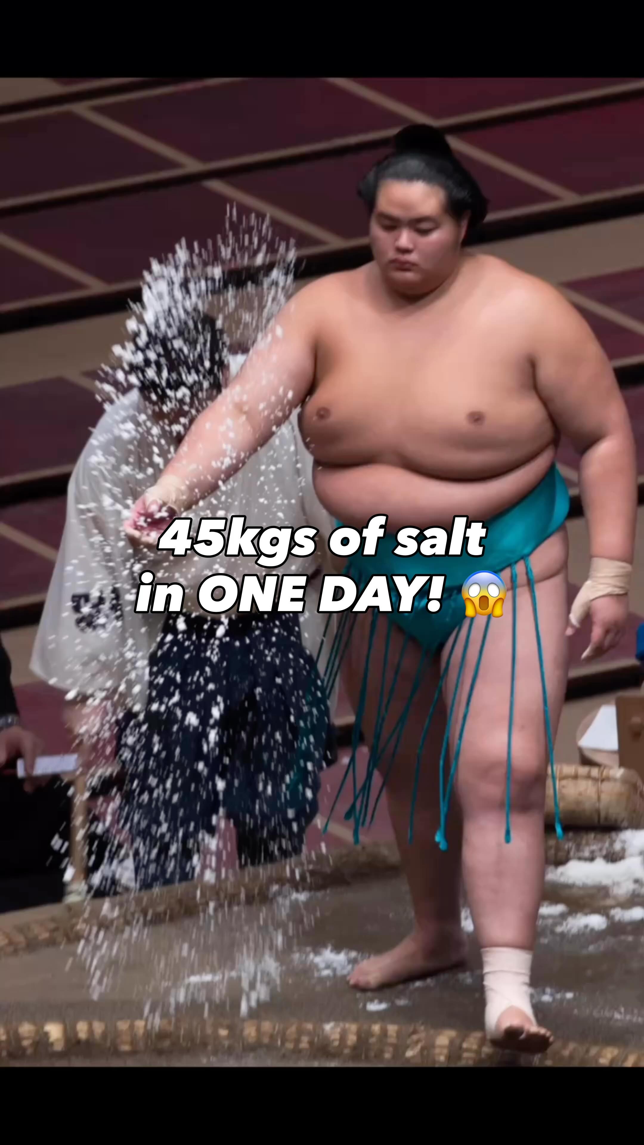 🧂😱 Sumo wrestlers throw up to 45kgs of salt… in ONE day!
It’s not for taste — it’s a sacred Shinto purification ritual.
The salt is believed to cleanse evil spirits, protect the wrestlers, and ensure a fair fight.
In big tournaments, the amount of salt used could feed many families for a whole day!
🇯🇵 This tradition is one of sumo’s many rituals that connect sport to centuries-old Japanese culture.