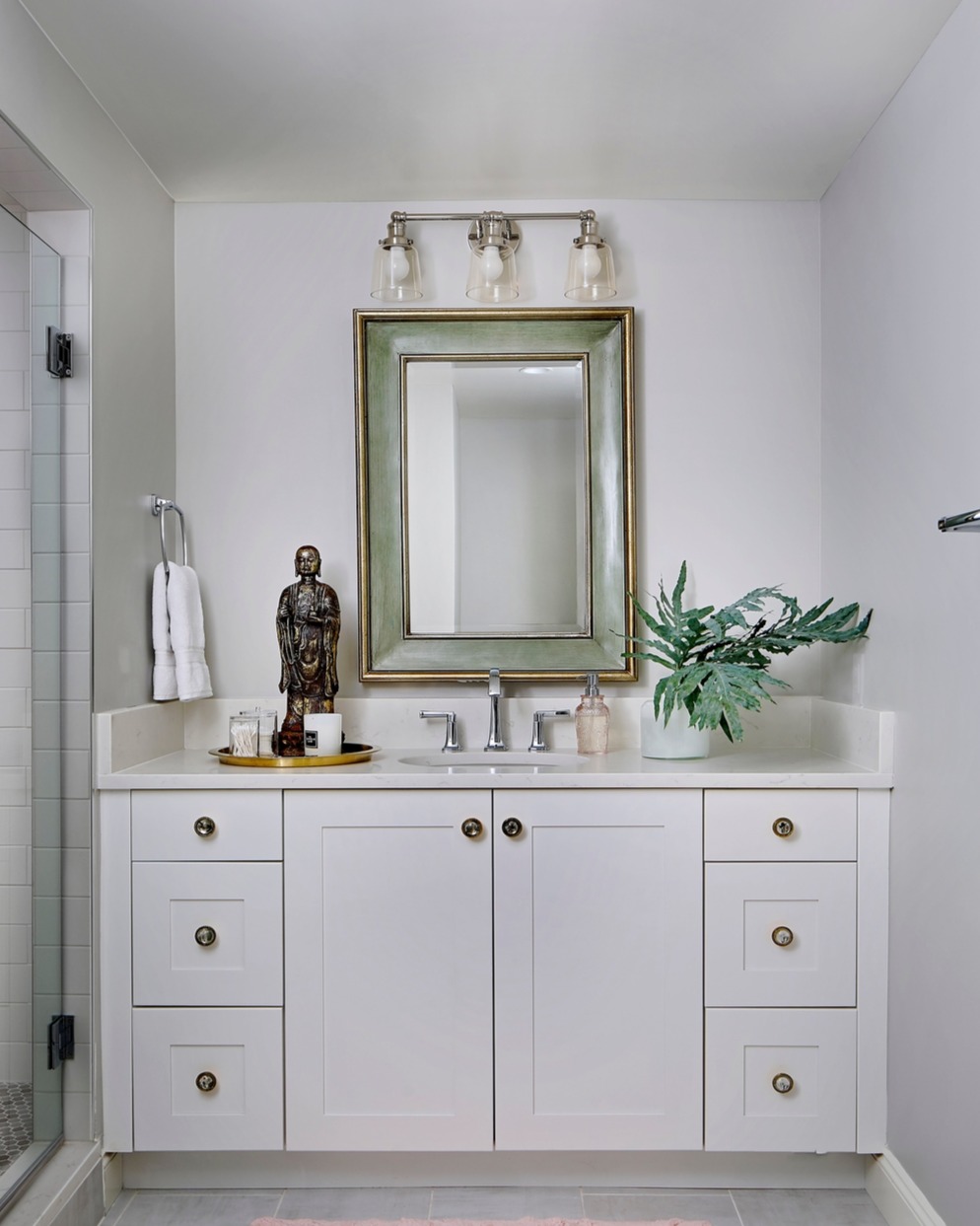 This vanity moment feels refined but fresh — from the bronzy gold knobs to the gently gleaming mirror trim. Paired with soft green tones and a classic sconce above, it’s a little jewel box of a space.
Looking to bring thoughtful beauty to the everyday corners of your home? Click the link in our bio — we’d love to help.