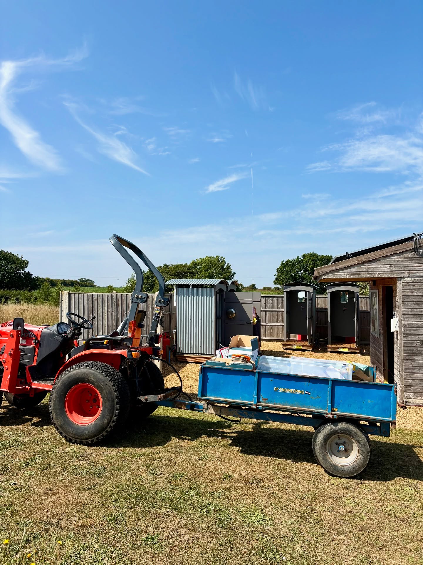 Happy Monday! ☀️ The Hayfield Hideaways team is hard at work, cleaning and freshening up the facilities for our guests 🧼
Meanwhile, the site is quiet, and we guess everyone’s soaking up the gorgeous blue skies and sunshine at the beach! ☀️ 🏖️