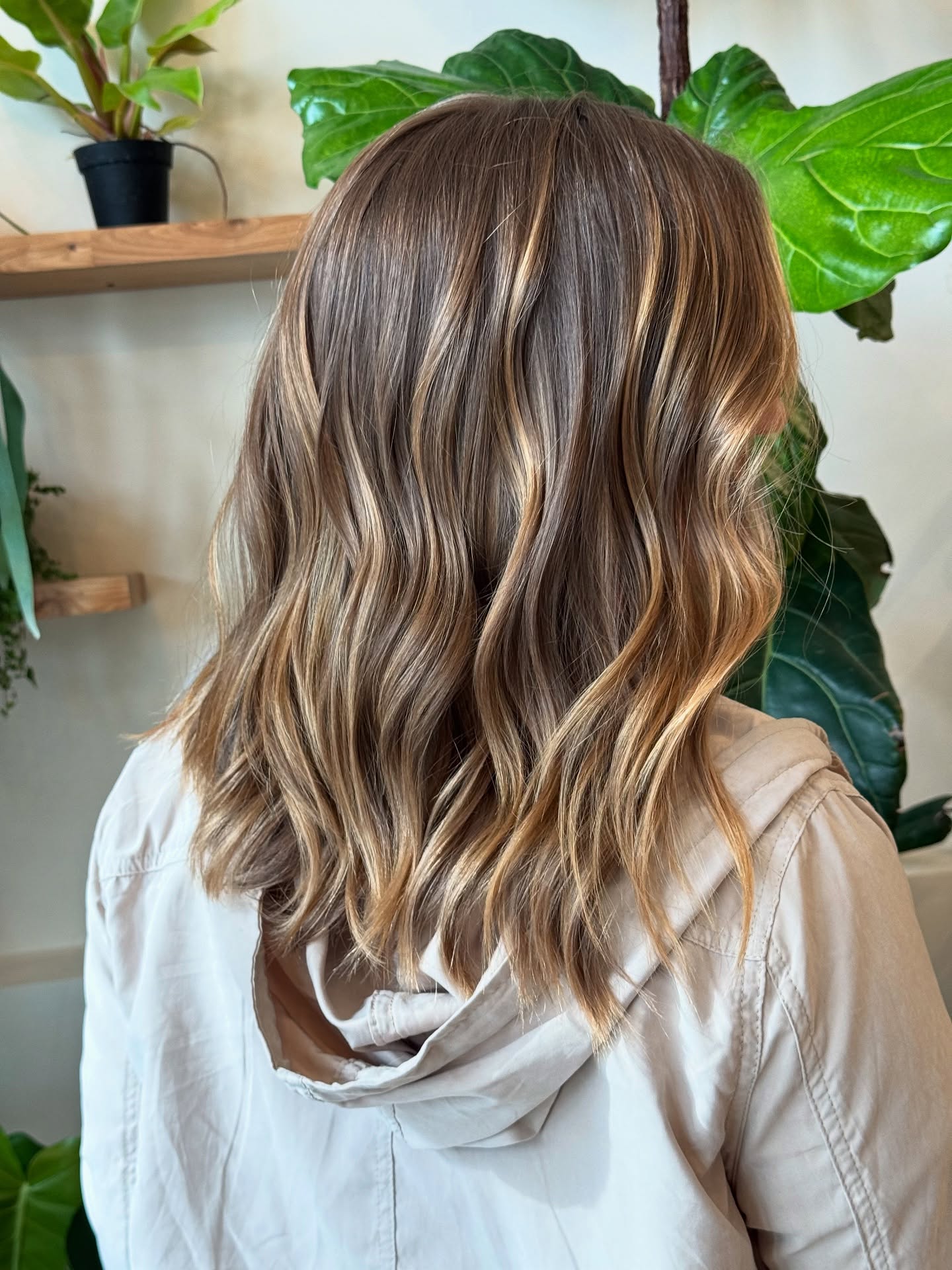 @emilyann.stylist killing it like always! 💪🏼
.
.
.
.
.
#hairgoals #healthyhair #hairinspo #hairtransformation #hairstyles #hairstylist #haircare #haircolor #balayage #blondehair #brunette #behindthechair #local #localsalon #riverartsdistrict #asheville #ashevillestylist #ashevillehair #avl