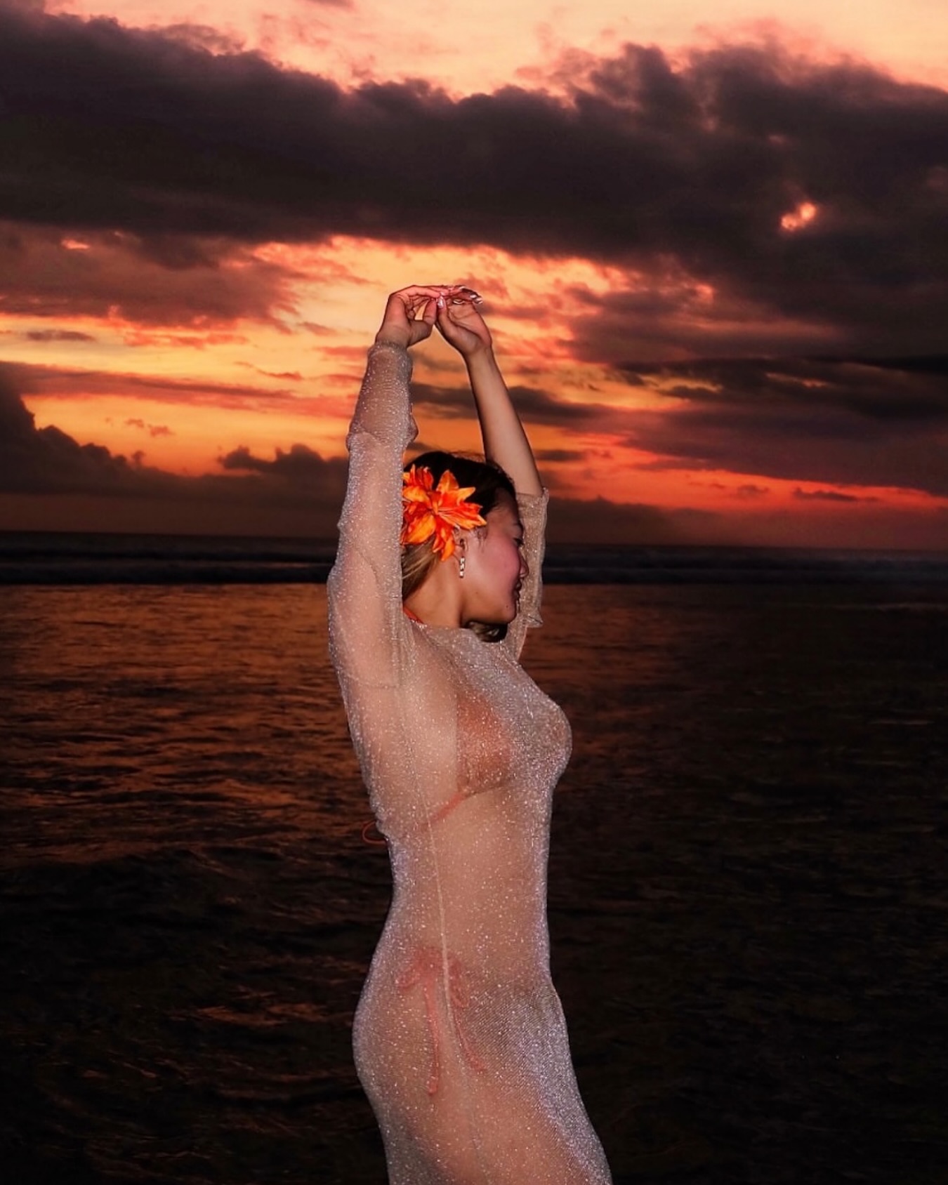 She doesn’t pose. She belongs.
Sunset isn’t just a time of day. It’s a tempo.
A scene curated with the DNA of @mrssippybali