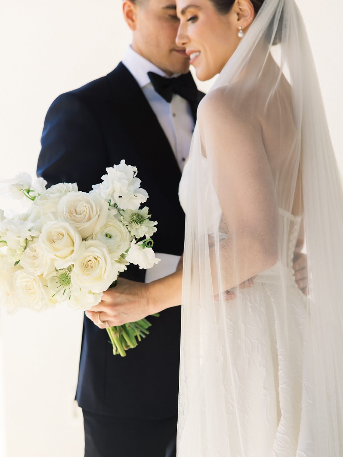 🤍
Photo & Cinema: @ashleyraestudio
Venue: @lalomitaranchweddings
Planner: @bundleandbash
Florals: @brookeedelmanfloral
Bar: @copperandcrystal
Catering: @fieldtotableevents
Signage: @roseandwrench
Rentals: @avenuetwelve
Rentals: @allaboutevents
Linens: @bbjlatavola
DJ: @kramerevents
Dessert: @seabreezecupcakes
Beauty: @thequeensbees
Quartet: @805stringquartet
Stationery: @isidore_augustine
Transportation: @elegantimagelimousine
#weddings #winerywedding #estatewedding #californiawedding #weddingflowers #bridalbouquet #weddingceremony #babysbreath #babysbreathwedding #luxury #luxurywedding #weddingceremonyaisle #hydrangeawedding #californiaweddingflorist