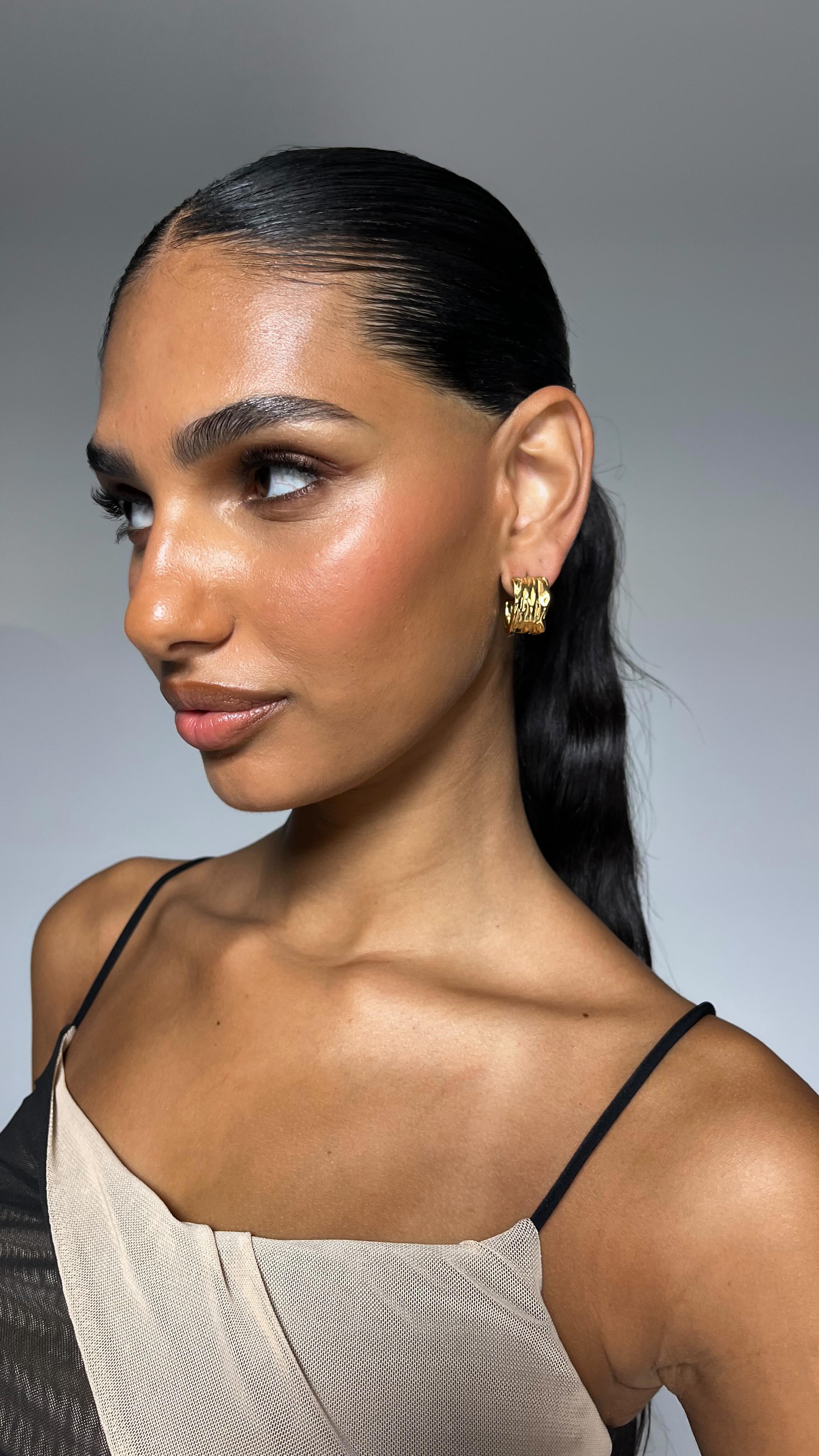 A little bronze, and a soft wing, the perfect combo for this scorching weather 🔥
My favourite ever liner? Costa Riche from @maccosmeticsuki - it’s the perfect red toned brown and it’s been a staple in my kit for years!!
Head to my other page @carlafrancesca.mua if you’d like to see more editorial looks ✨