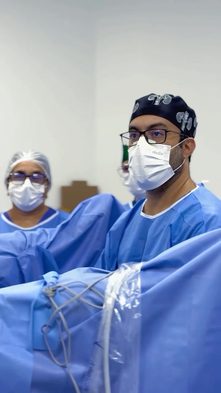 Hoje eu quero te convidar a acompanhar um dia comigo no hospital.
Estamos realizando uma cirurgia importante no tratamento do câncer de próstata, um momento onde técnica e precisão se unem a algo que eu considero essencial: o cuidado humano.
Cada detalhe desse procedimento é pensado para devolver ao paciente não apenas a saúde, mas a qualidade de vida que ele merece. Cuidar da saúde masculina é um compromisso diário, feito com responsabilidade e dedicação.
Fique por aqui e veja de perto como a medicina é capaz de transformar vidas.
#SaúdeDoHomem #CâncerDePróstata #CirurgiaUrológica #QualidadeDeVida #DrNathanael #UrologiaComCuidado