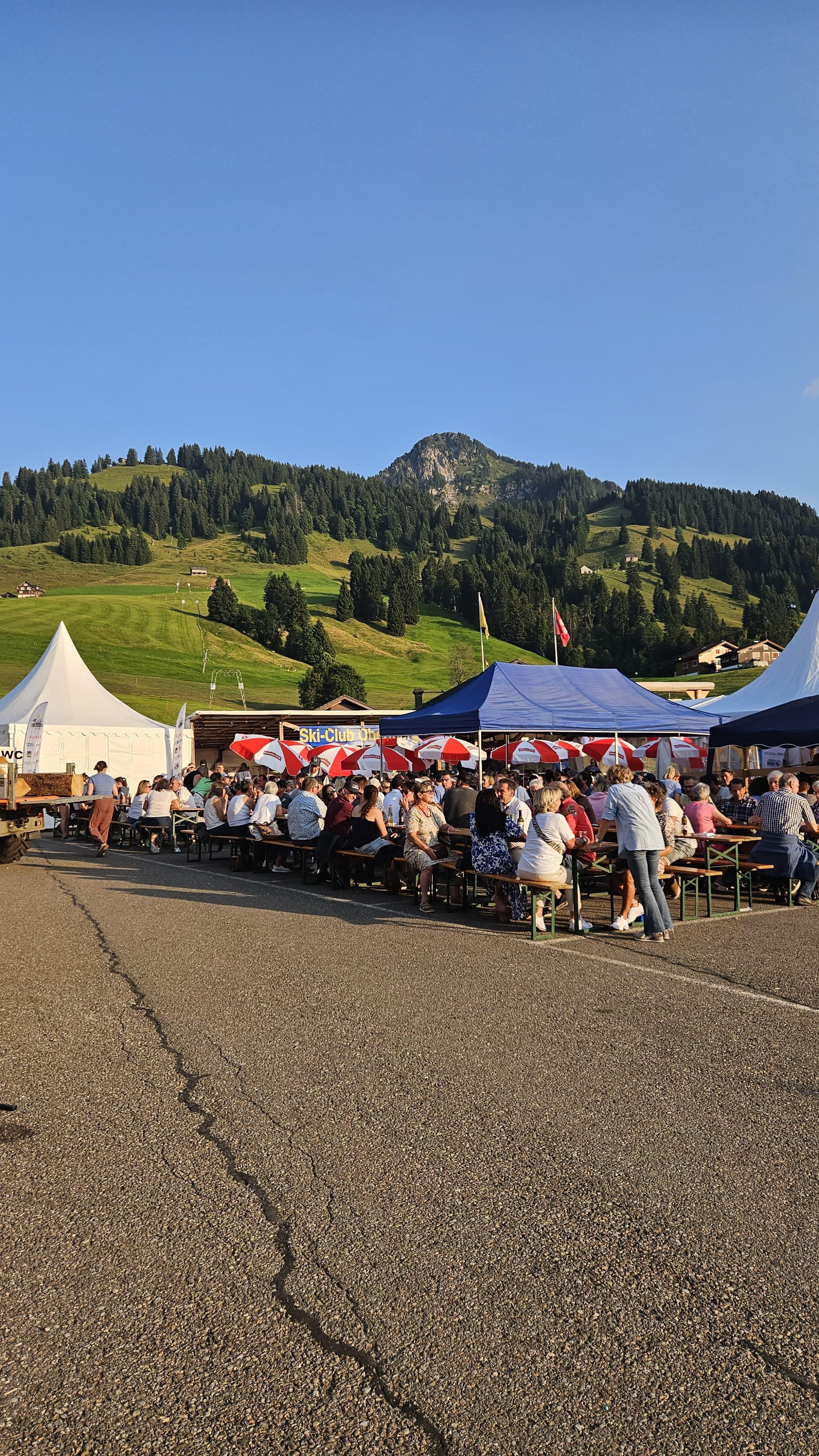 🎡 Chilbi 2025 im Schnälldurchlauf 🎡
Wiä immer gilt es riesä Dankeschön a ALL wo wieder sones diänigs Chilbiwuchenänd ermöglicht hend. Hälfer, Verein, Schausteller und natürlich iär wo verbii cho sind. Sigs go naglä, cheglä, trinke, ässe, tanzä oder eifach nur gnüssä: DANKÄ sinder da gsi 🫶🏼
#scoberiberg #dorfchilbi #geissäzält #fmgzält #beizägümper #füürwehrspiel #autoscooter #karusell #magebrot #wirhabenfertig #müedaberglücklich #bisnächstjahr