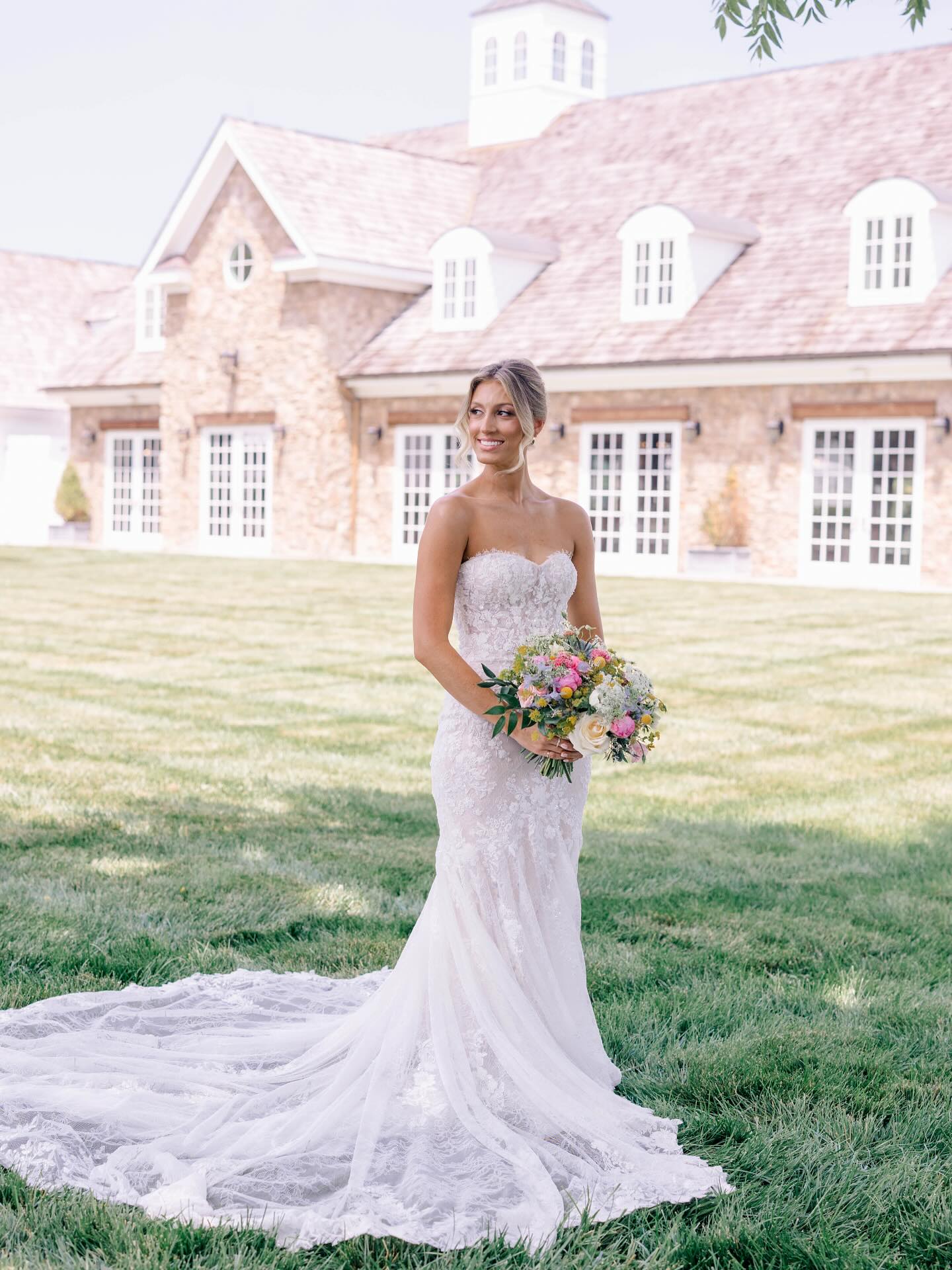 She’s a vision😍✨🌙
#starrynighteventsrva #bride #gorgeous #blooms #popsofcolor #stunning #summer #weddingphotos #love #happy #starrynighteventsplanner #weddingplanning #eventplanner #starrynighteventsrvaflowers #floraldesigner #weddingflowers #starrynighteventsrvaweddings #becomeastarrynightcouple #joinmyfamily #snecouples #weloveourcouples #starrynighteventsrvacouples
Planning & Florals | @starrynighteventsrva @tanya_m_cornwell
Photography | @reneejeanphotography
Videography | @itsjustinbayless
Venue | @burlingtonweddingsva
DJ | @dj_c.c._official
Catering & Dessert | @cater2events
Rentals | @rentequipva
Photobooth | @dj_c.c._official
Beauty | @hayleyjoanmakeup @bohobraids_byivy
Bride | @becca_fields