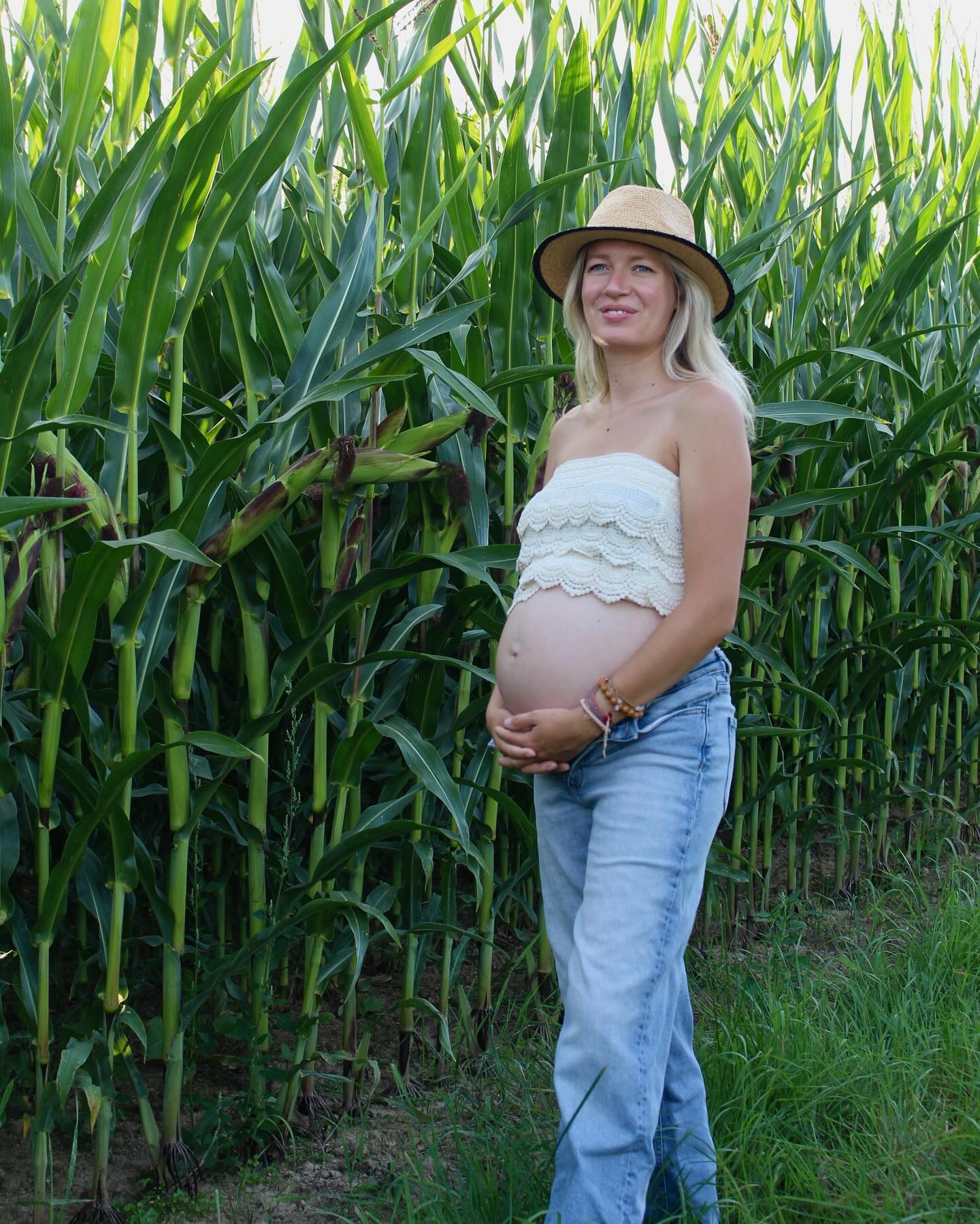 BABY LOADING … 💙✨🤰🏼
.
.
.
#baby2025 #herbstbaby #autumnbaby #mumtobe #family #babyshooting #purenature #coupleshoot #babyloading #summertime #summerfeeling
