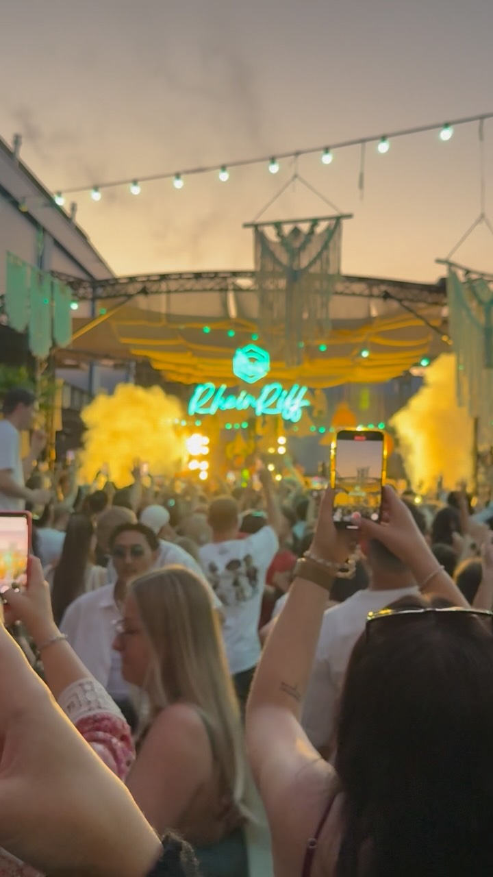 Zusammen mit 10 Creatorn und unserem Team haben wir das Event von „Keine Musik“ im @rheinriff gefeiert! 🎶✨ #team #agentur