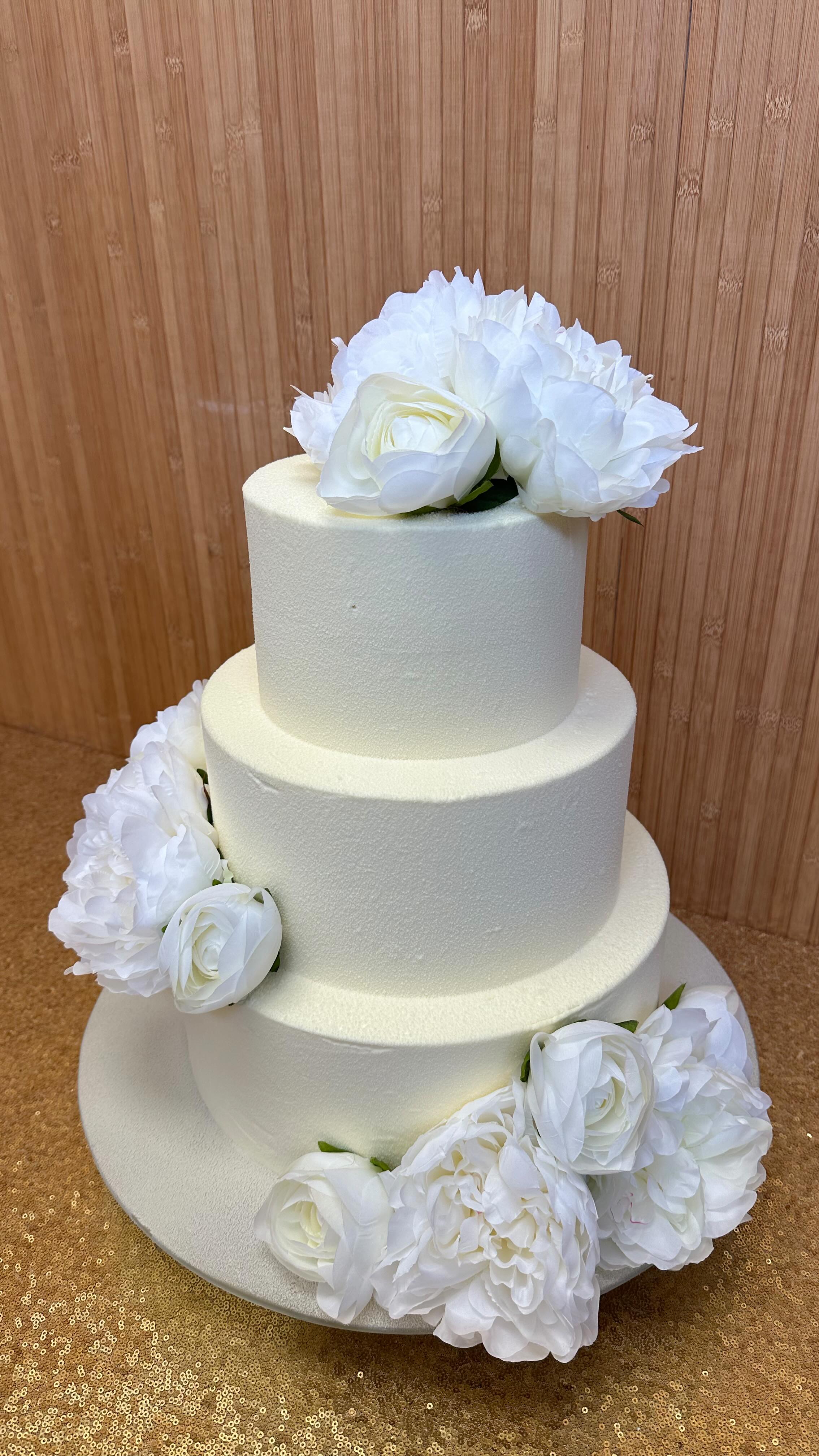 Tort Lodowy w czekoladowym zamszu 🍨🍰
Subtelne kwiaty i lodowa lekkość…
Tort, który w upalne dni zachwyca nie tylko wyglądem, ale i przyjemnym orzeźwieniem. 🤍🥰
•
#tortlodowy #pracowniacukiernicza #tortweselny #słodkości