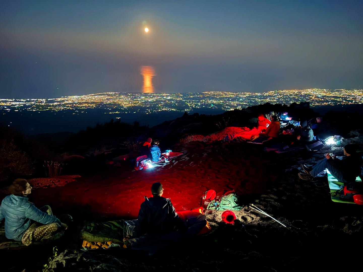 #EtNative “in Seno all’Etna” • #Etna Est 2º bivacco
Un modo diverso di vivere il vulcano visitando i suoi lati inediti, alba della Luna piena🌕, cielo incredibile ✨, spettacolari condizioni meteo e gruppo anche stavolta meraviglioso 🌋 il sogno continua..
Un grazie speciale a tutti i partecipanti e allo shaka @alberto_torrisi ! 🥐
👉 Appuntamento per il terzo bivacco giorno 23/24 agosto 2025 • The Dream✨🌋
🌍 https://www.etnative.com
☎️ +393780861560
Ⓜ️ etnativo@yahoo.it