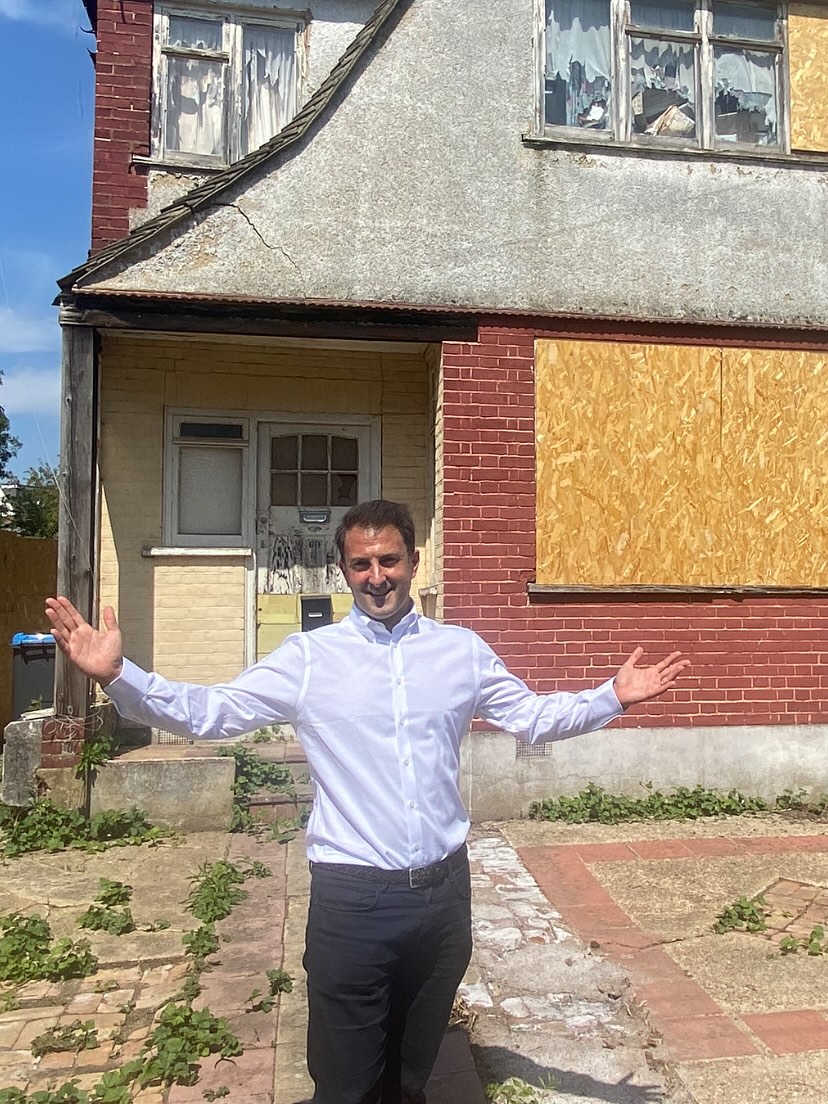 Out & about with @austinlipman10 in Brent in making an offer on a house that been empty for a decade.
Fingers crossed!