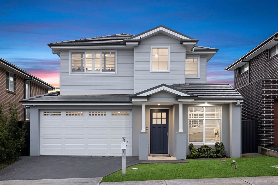 Welcome to 34 Hazelton Street — where timeless Hamptons style meets modern family living.
🏡 5 Bedrooms | 2 Bathrooms | 2 Car Spaces
From its light-filled interiors to its coastal-inspired finishes, this home offers the perfect blend of luxury and comfort #hamptonsstyle #hamptonsrealestate