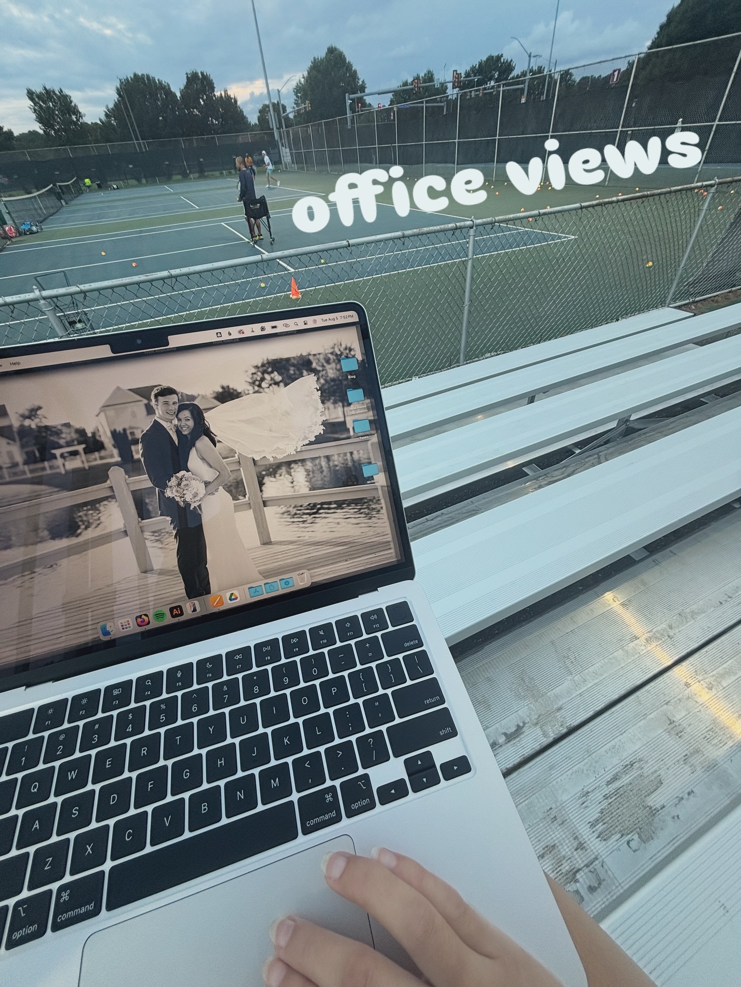 pov: you have a client deadline to meet but your husband plays on a tennis league and asks you to come watch his game 💻 🎾 ⛅️
definitely was not complaining about this office view for the evening… or the beautiful 70 degree weather 🤩
.
.
.
#GraphicDesigner #SocialMediaMarketing #BrandDesign #Freelance #Contractor