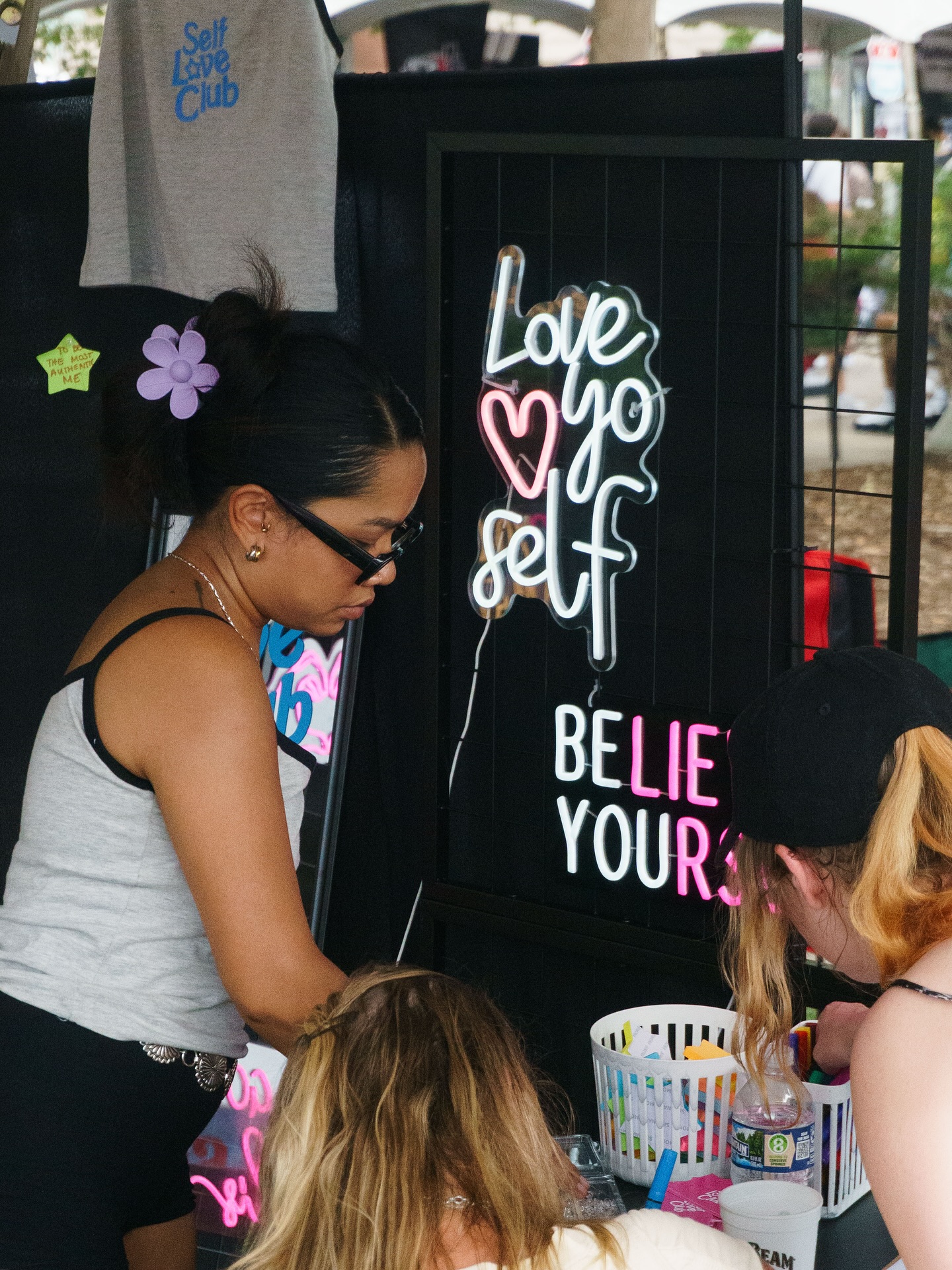 We were honored to be part of the MGK Day celebration, and we brought some self-love with us.
Our “American Dream Wall” was an interactive experience where we invited everyone to redefine this classic concept. Inspired by the themes of self-discovery and a search for identity in @machinegunkelly album, Lost Americana, the wall became a powerful canvas of personal aspirations and unique perspectives. It was incredible to see how you all reimagined the American dream, proving that it’s a living, evolving idea unique to each person. 🌟
We also had a blast creating MGK-themed nail art, sharing another form of self-expression with you all. 💅🏽
A huge thank you to the entire team at @mgkdaycle and @forartssakecle, @_sabzg and @drelunaa @gdlmedia and to every single one of you who stopped by our booth to share your dreams. Your participation made our activation truly special. 🫶🏽