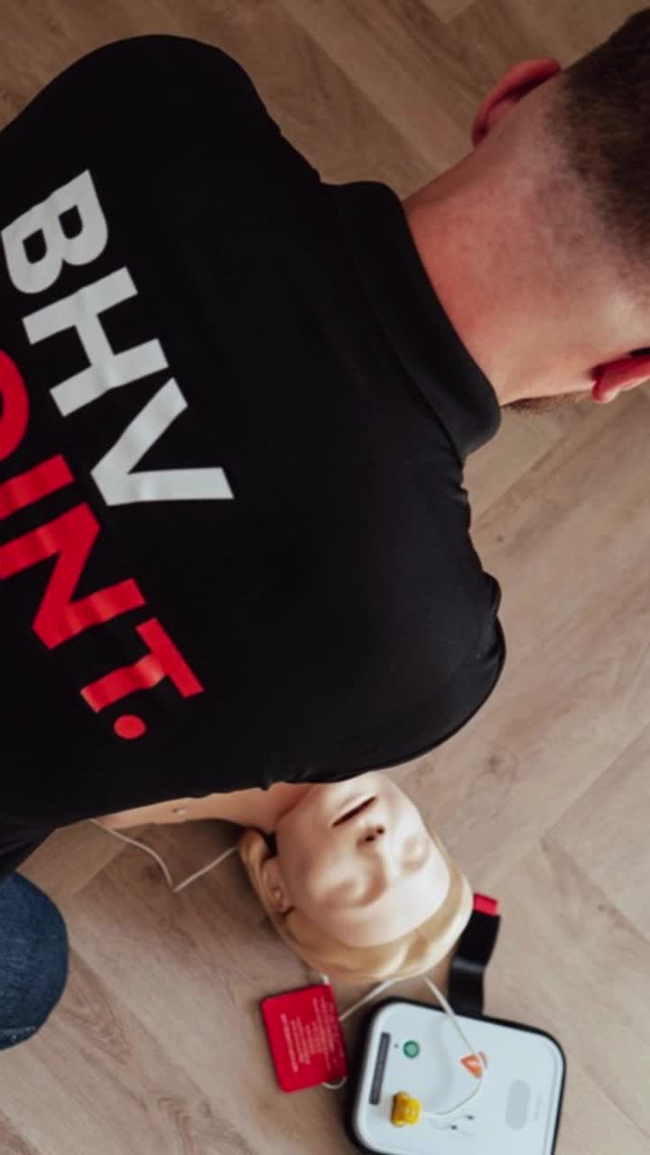 De meeste mensen kennen het liedje wel.. Stayin' alive van the Bee Gees.
En veel mensen weten ook dat het liedje gebruikt wordt met reanimeren.
Maar weet je echt wat je moet doen?
Welke stappen er aan vooraf gaan?
Waar je je handen moet plaatsen?
Hoe lang je door moet gaan?
Deze stappen leer je in onze training.
Meer weten? Stuur een DM voor meer informatie.