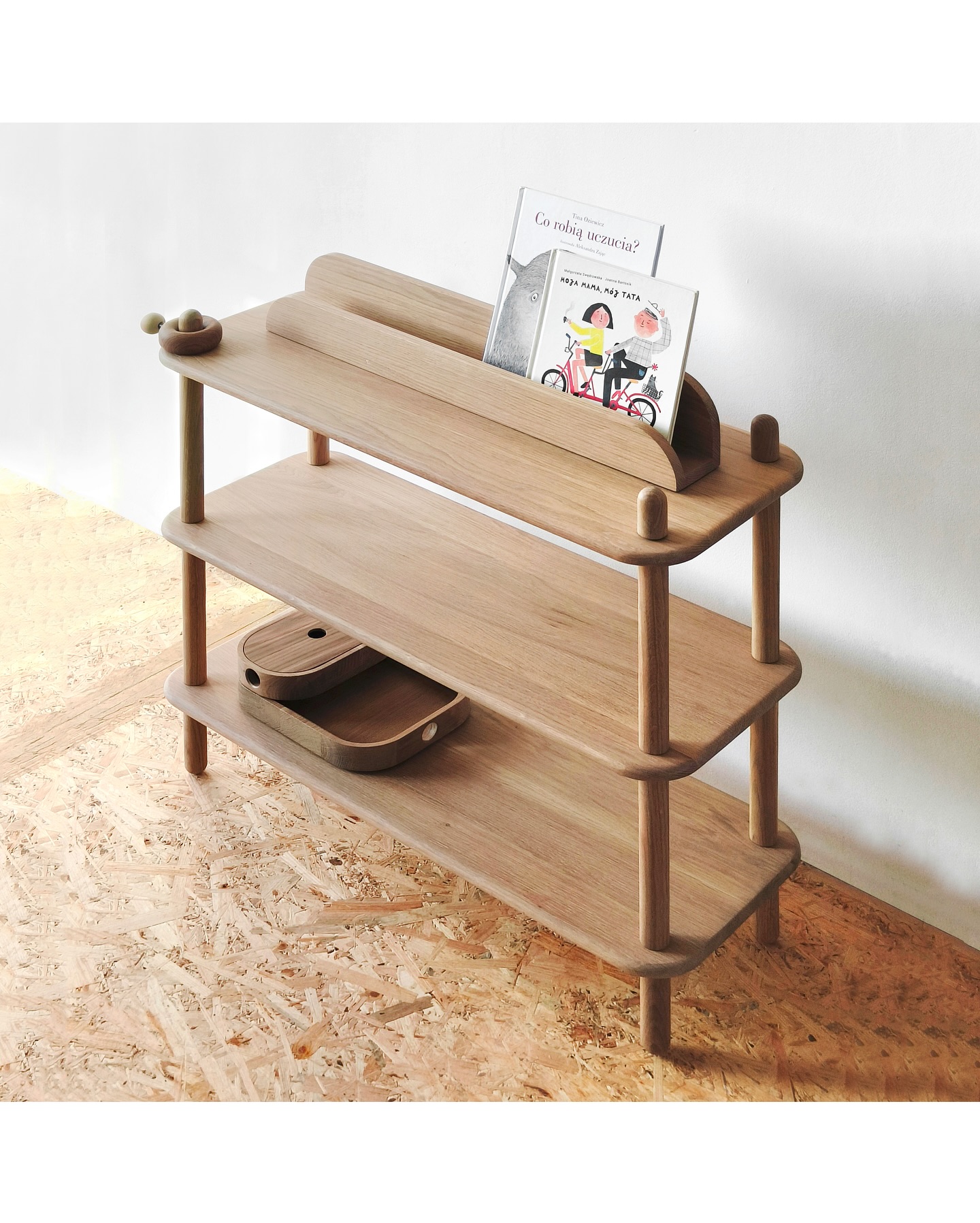 PION - regał, który rośnie razem z dzieckiem
Stworzony z troską o najmłodszych i z myślą o starszych użytkownikach.
Wykonany w 100% z certyfikowanego drewna dębowego, wykończony bezpiecznym olejowoskiem.
Dwie wysokości półek pozwalają dopasować go do aktualnych potrzeb - od pierwszych książeczek po poważne lektury i codzienne przedmioty. Obłe krawędzie i brak ostrych elementów gwarantują bezpieczeństwo w każdym wieku.
Minimalistyczny, solidny, stworzony na lata. PION to przestrzeń na eksponowanie historii Twojego życia.
#mebledrewniane #mebledladzieci #pokójdziecięcy #projektpokoju #projektwnętrz #naturalnewnętrza #naturalnemeble #slowdesign