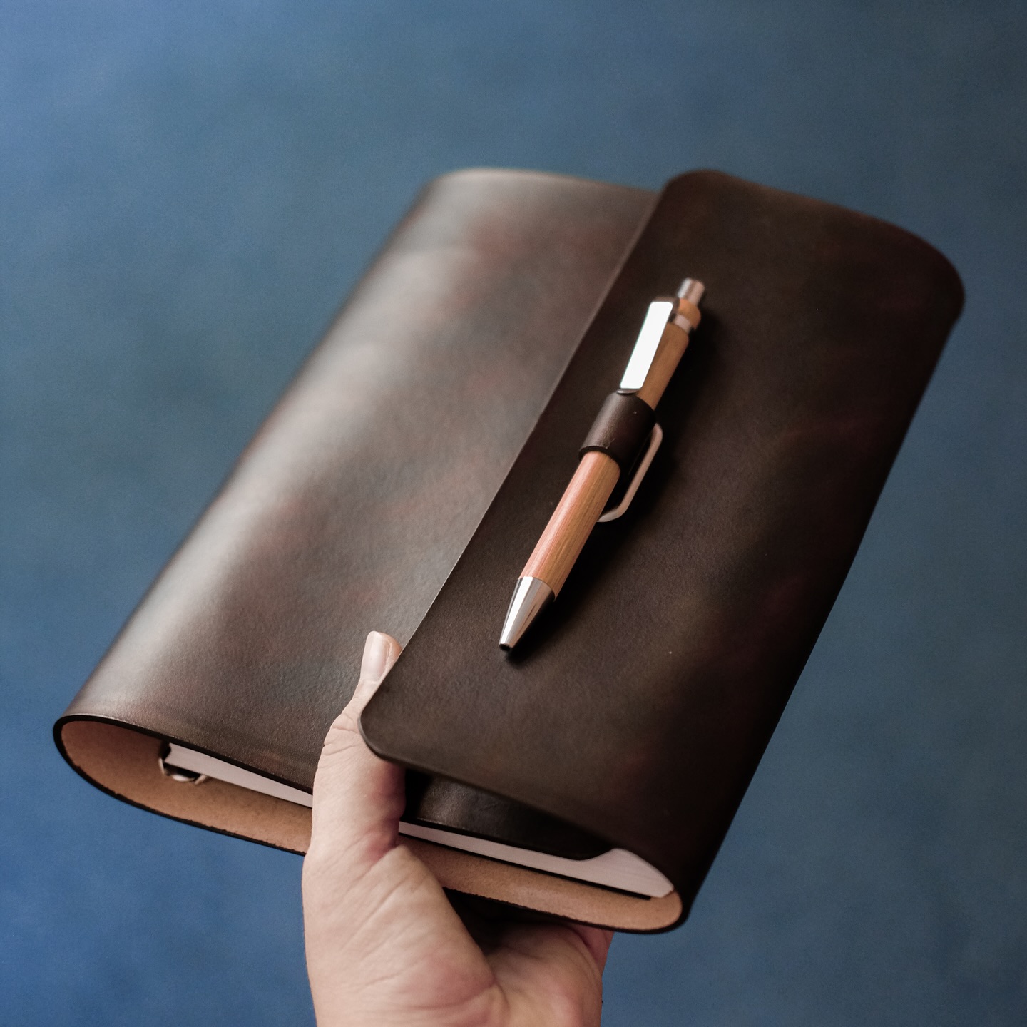 Za posledný rok ste si obľúbili najviac tento karisblok. Aj v koňakovej verzii. 📖✍🏻
Koňak alebo Tmavá hnedá?
#kozenykarisblok #rucnerobene #slovenskaznacka