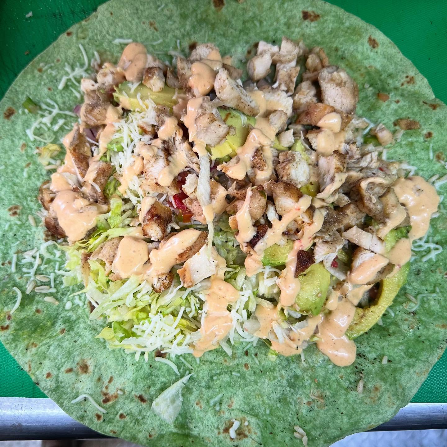 🌯Build it. Roll it. Love it!💚😋
#summerblends #summerblendscafe #refresh #custom #grilledchicken #burrito #delicious #yum #drizzle