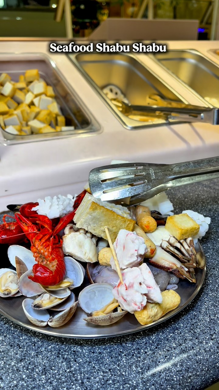 If you’re a seafood lover, you can load up on all the seafood ingredients and enjoy them to your heart’s content!