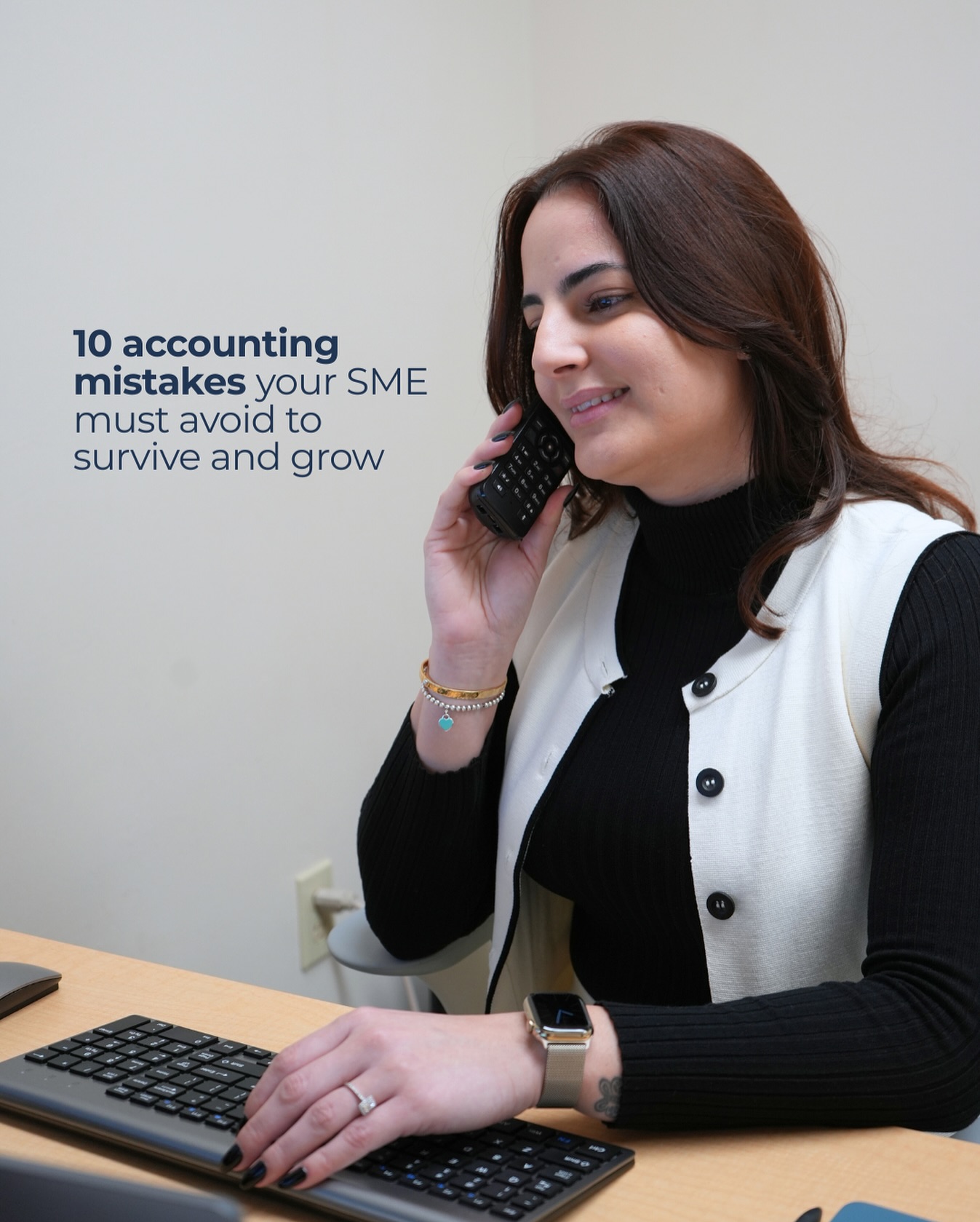 Many small businesses make accounting mistakes that can cost them dearly:
mixing personal finances, ignoring VAT as a tax, not issuing invoices correctly, and relying too much on third parties without reviewing their work. It is also common to neglect revenue control, avoid digitizing processes, omit bank reconciliations, and ignore their tax obligations.
These failures affect decisions, increase the risk of penalties and weaken financial health.
Having professional advice, keeping clear records, using modern accounting tools and training the team are key to keeping the business in order and growing with confidence.