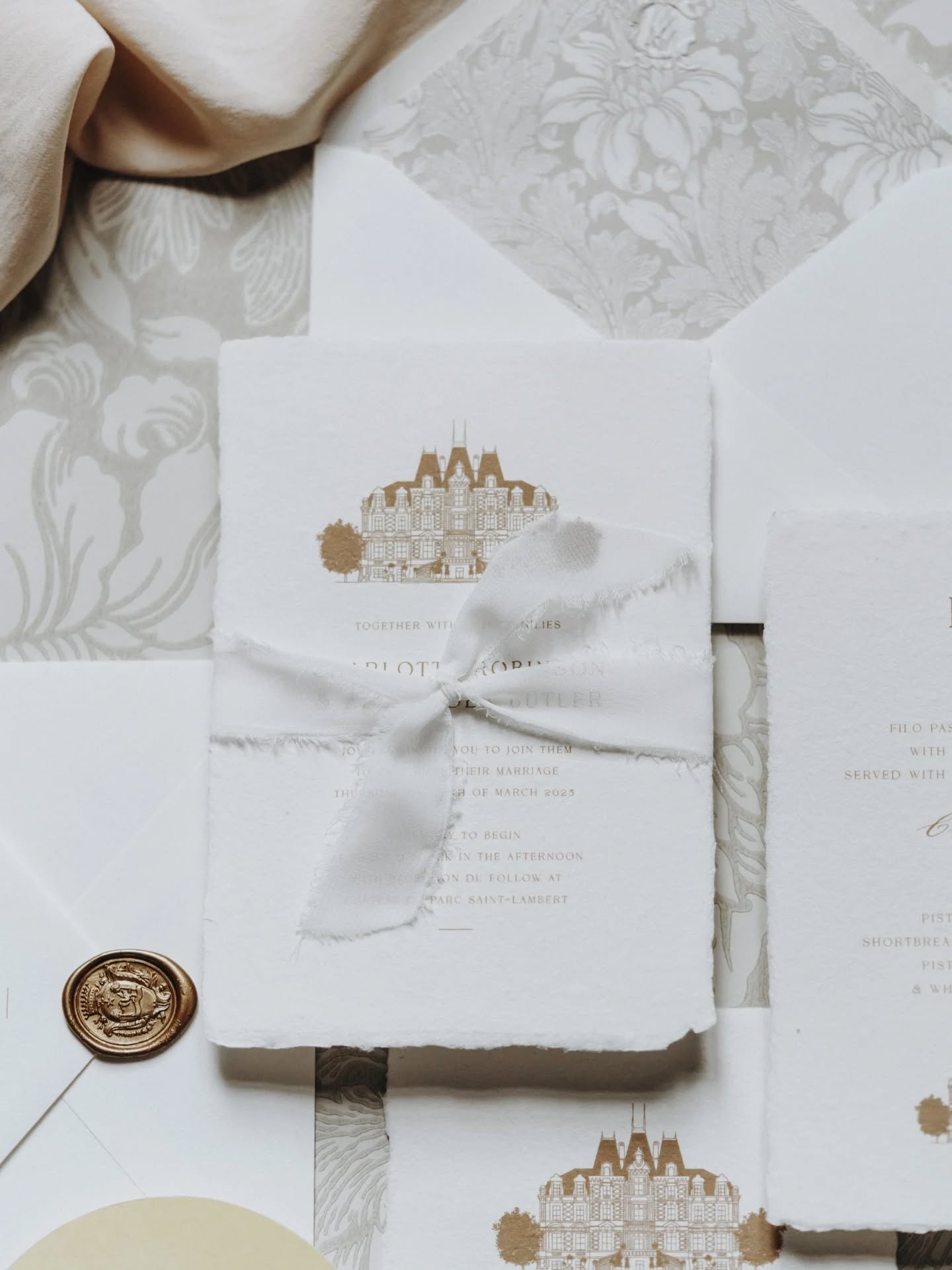 French elegance au Château du Parc Saint-Lambert
.
.
Photographe et vidéaste @laurene_and_the_wolf
Wedding planner et décoratrice @hhhhourra
Fleuriste @foliedouce_flower
Papeterie @marionpapiermachine
Lieu @chateauduparcsaintlambert
Maquillage et coiffure @sakinartist_ @boutchecoiffure
Traiteur @green.traiteur.angers
Robe @l_atelierdesnoces
Mariés @yo.models
.
.
#mariagealafrancaise #mariage2026 #chateauwedding #frenchlove #chateauduparcsaintlambert #papeteriemariage #gaufrage #fairepartmariage #frenchweddingstyle
