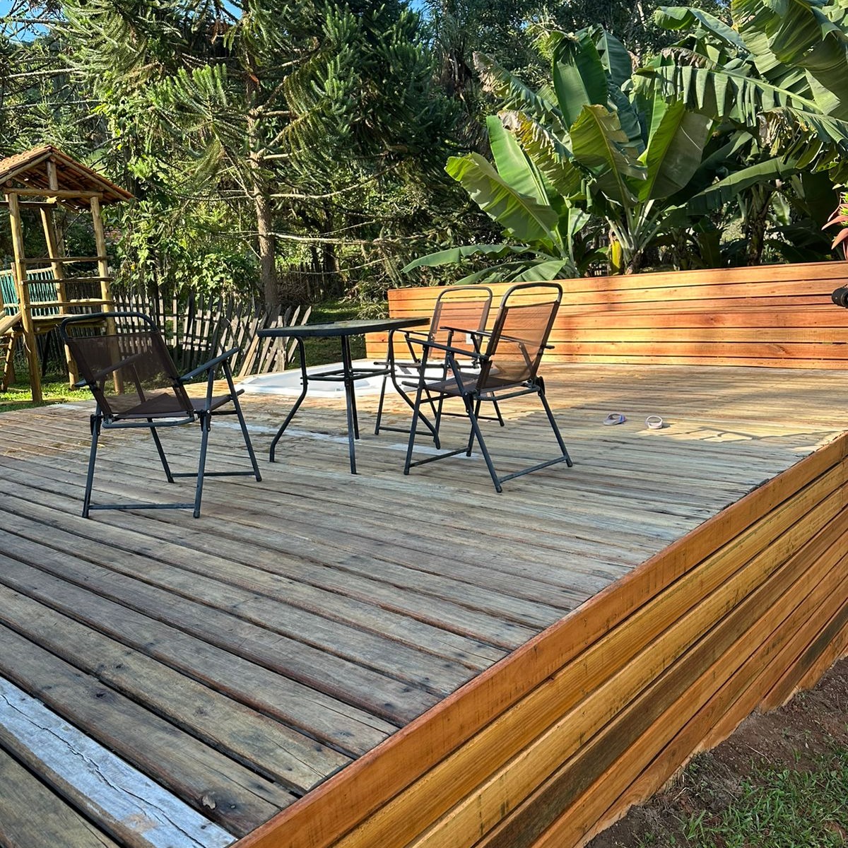 CHÁCARA CINEMATOGRÁFICA EM WENCESLAU BRÁZ.
Um refúgio espetacular com vista panorâmica de tirar o fôlego. Esta chácara é um paraíso para o lazer e o relaxamento, com jacuzzi, parquinho infantil, sala de jogos completa e um fire pit perfeito para noites estreladas. Para completar, um rio sereno passa ao fundo da propriedade, adicionando um toque de tranquilidade. É o lugar ideal para reunir a família e os amigos em momentos inesquecíveis.