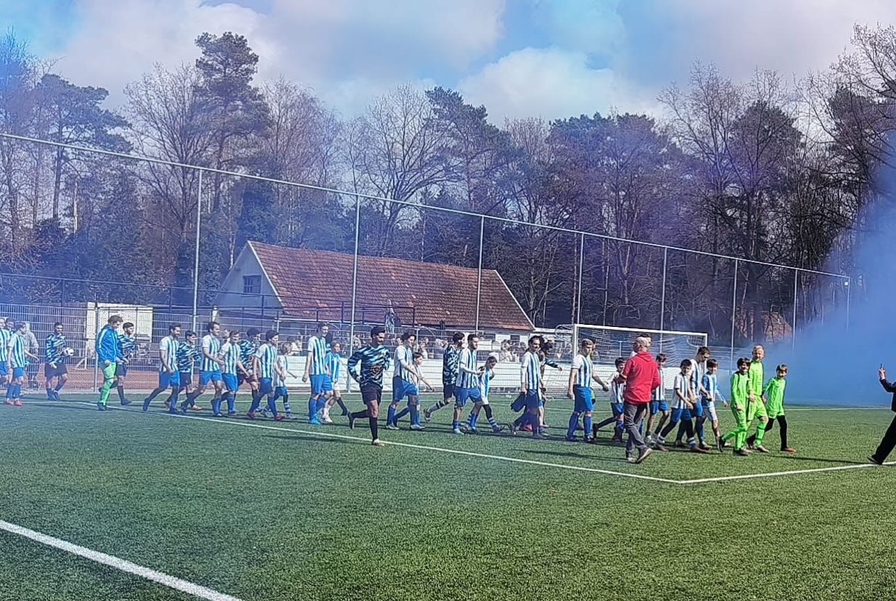We breken de week, en kijken uit naar het komende zonnige weekend!! 💙 De eerste ploeg speelt zondag hun tweede vriendschappelijke wedstrijd van het seizoen tegen Sava. Aftrap om 15u, maar vroeger zal de frisse pint of Aperol ook al zeker smaken op ons zonnige zomerbar terras.
Laat zondag dus onze jongens voelen dat ze gesteund worden in hun seizoen wat een uitdagend seizoen belooft te worden. Allen op post!!