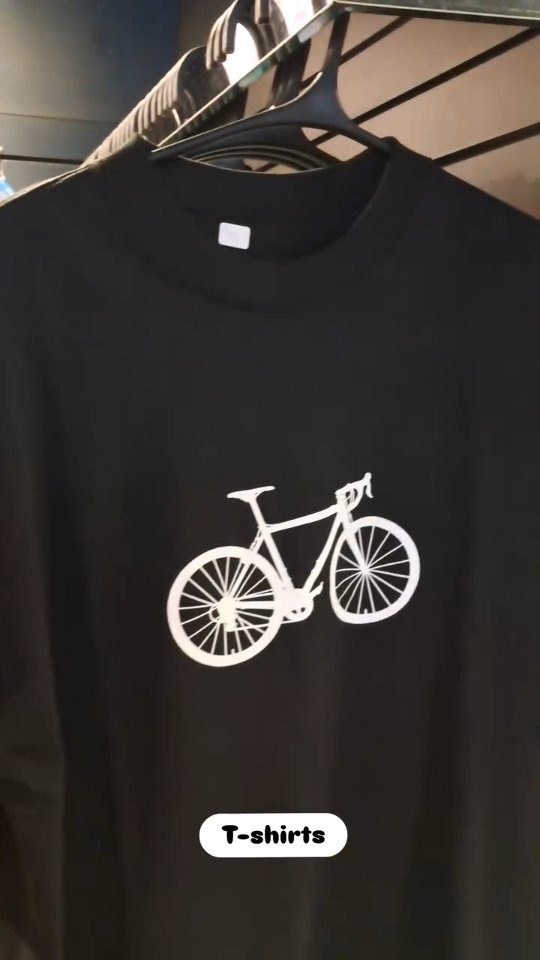 "Tu pasión en cada pedaleo, tu estilo en cada momento. 🚴
#CasualCycling"