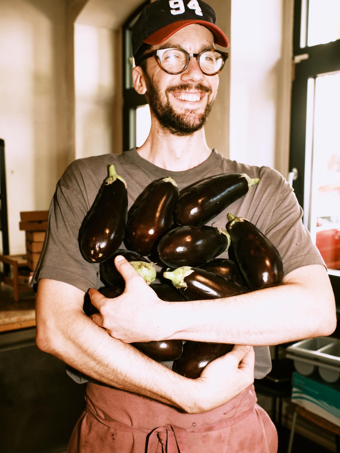 Last days of the aubergine special for now 🍆🍆🍆 It will probably be changed next week. And it’s been upgraded ! We now make it with buffalo mozzarella 💖
Roasted aubergine, buffalo mozzarella, 24 months aged Parmesan, garlic, basil, tomato sauce ✨