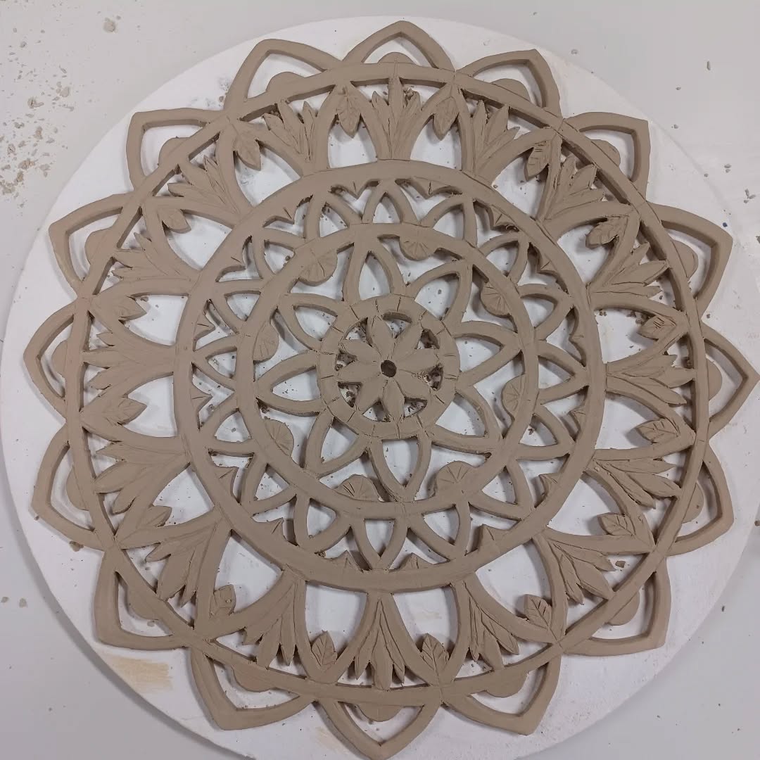 Versuch Nummer 2! Daumen drücken, dass das schöne Mandala überlebt!
#mandala#töpfernmachtglücklich#sälbergmacht #maditation⚛️