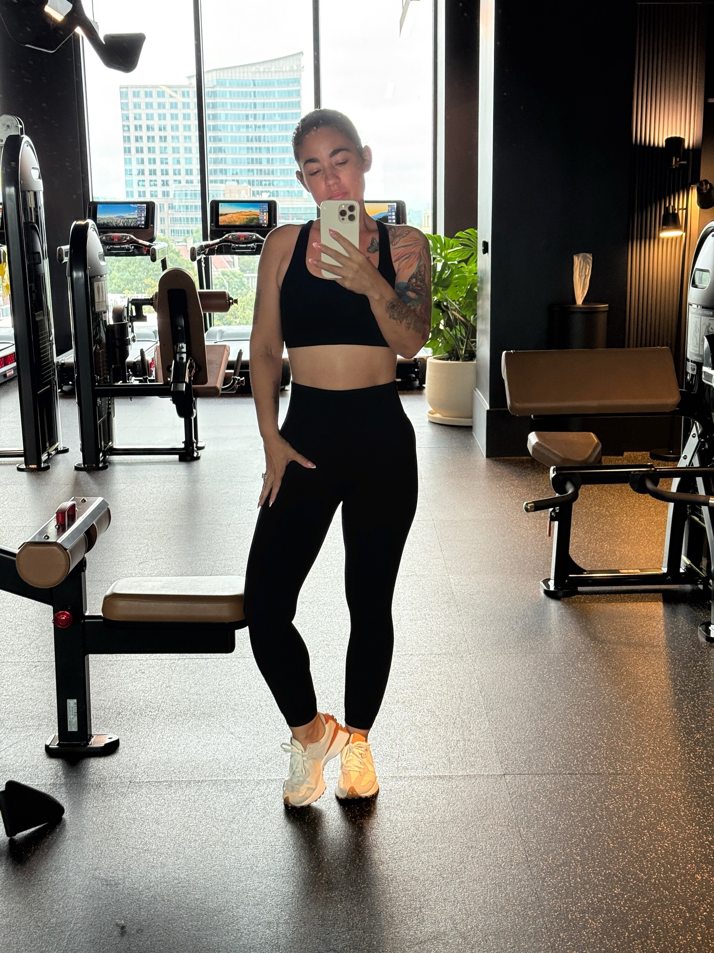Making use of this gorgeous gym! Happy Monday Darlings 🥰