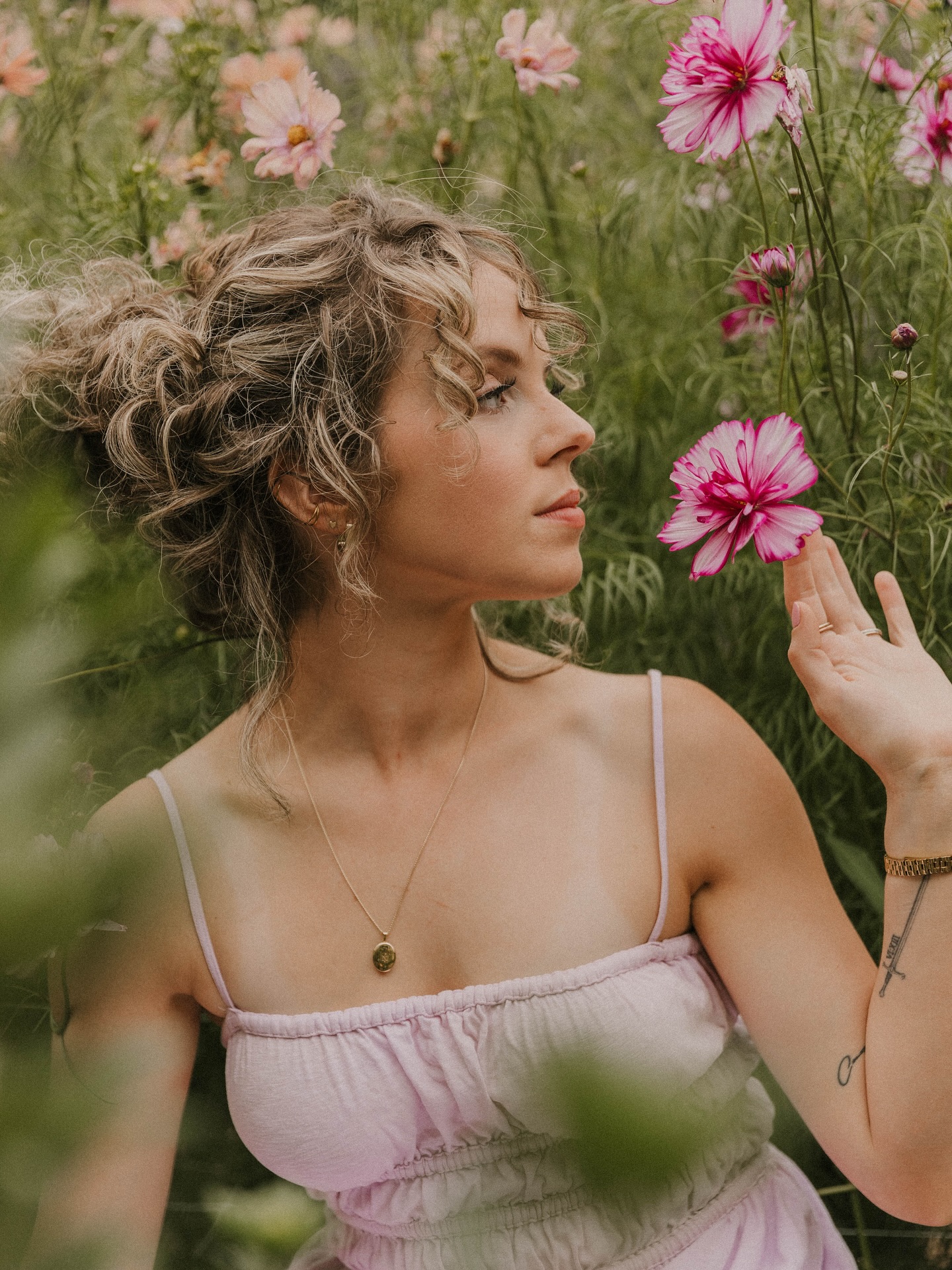 soft sweet nostalgia ๐ธ
Event Coordnator:
@emilyannemerrillphotography
Venue:
@therookiegardenerljm
@gardeningbynellie
Hair/Makeup:
@johannahairmakeupartistry
Tans:
@pnwglow22
Models:
@kerensa_richards @abby_hildebrand3 @hannah_nienhuis