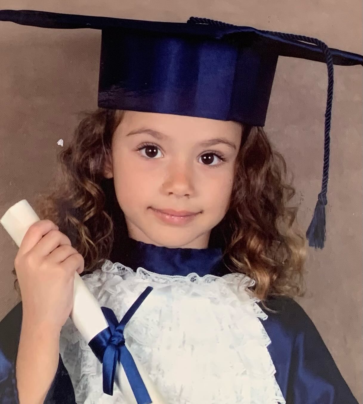 Da criança curiosa na primeira foto à profissional formada na segunda, uma coisa é certa: somos moldados pelas nossas interações com o mundo.
Olhando para a criança na primeira foto, vejo as sementes que foram plantadas, as experiências vividas e as interações que me levaram a quem eu sou hoje.
É bonito cultivar a curiosidade que sempre carreguei. 💖