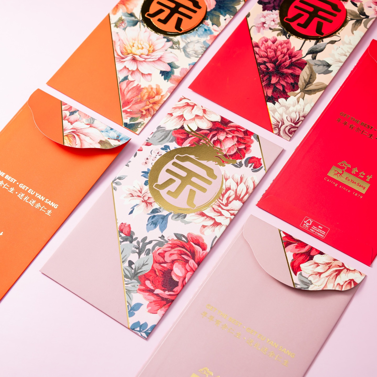 These red packets for Eu Yan Sang feature the character “余”, symbolising abundance and prosperity, highlighted in shimmering gold foil. A dragon motif flows gracefully around it, framed by blooming florals for a festive touch. The vibrant red and orange palette reflects vitality and celebration, carrying wishes of wealth, health, and good fortune into the New Year. #euyansang #euyansangmy #euyansangsingapore #euyansangsg #redpacketdesign #redpacket #redpackets #lunarnewyear #chinesenewyear #festivepack #artistryinculture #singapore #packagingpremium #angpao #angpau #hongbao #angbao #redpacketprinting #redpacketprintingsingapore #redpacketprintingmalaysia #customisedredpacket #customisedredpackets