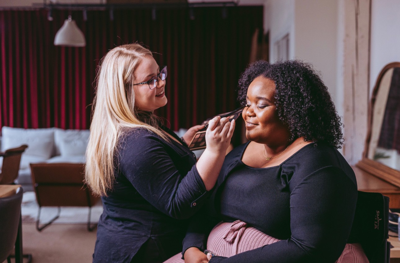 ✨ Tip Tuesday ✨ | Beauty Service #1: Start Early – Especially for High-Demand Dates
Dreaming of flawless hair and makeup on your big day? The best stylists are in high demand and often book up 6–12 months ahead, especially during peak wedding seasons. Starting your search early means you’ll have your pick of top professionals and plenty of time for those all-important hair and makeup trials. At Ascendance Productions, we’re passionate about making every detail of your day seamless and stunning—from the planning to the finishing touches. Don’t let your dream look slip away—secure your spot with your favorite beauty artist before their calendar fills up!
📸 Photo credit: Jessica Knighton Photography
Ready to begin your beauty journey? Reach out to us at info@ascendanceproductions.com.
#BeautyTips #WeddingPlanning #AscendanceProductions #BridalBeauty #TipTuesday