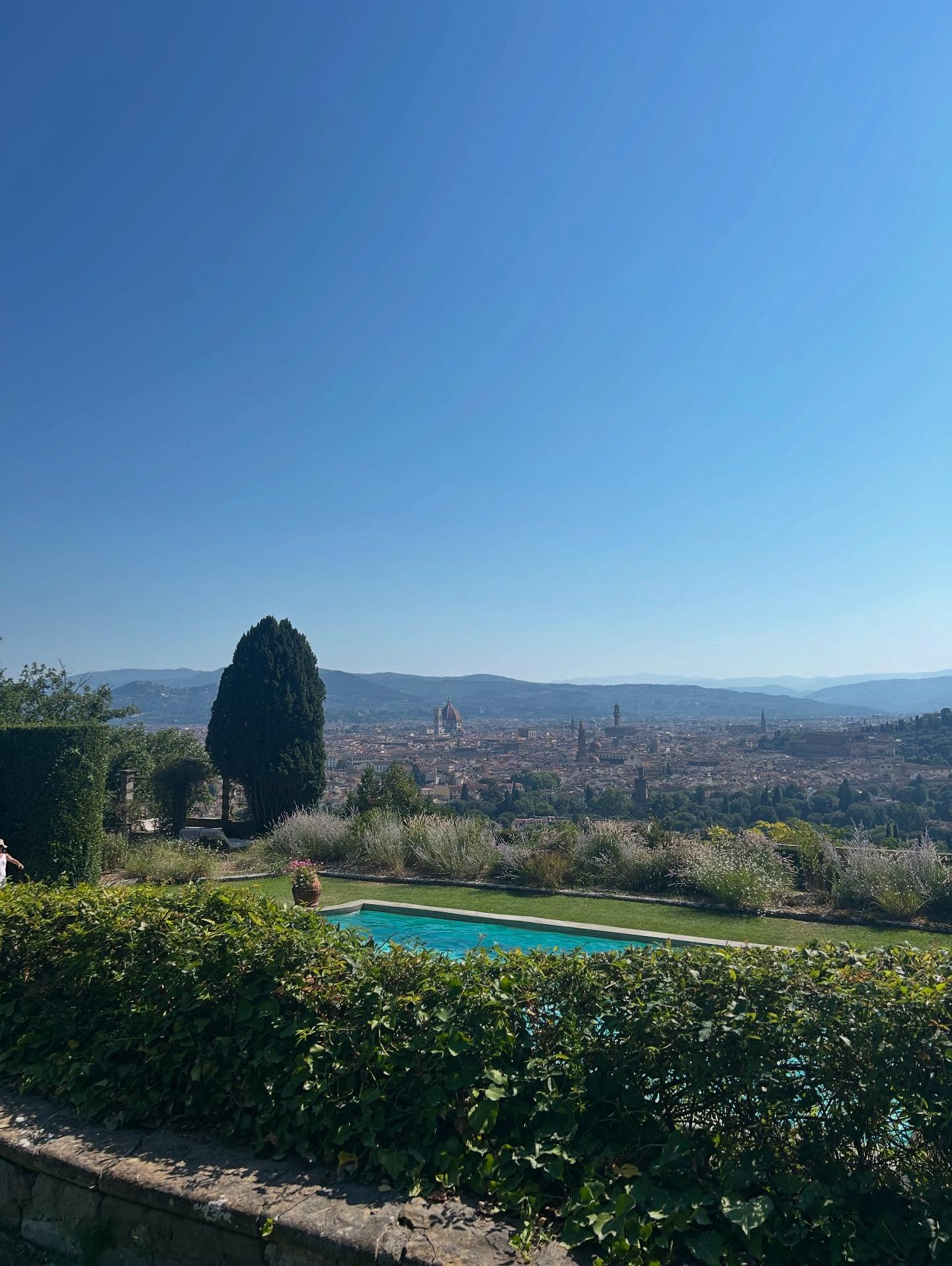 So special to come back to where it all started with @sylvaindumond - so many special memories from our wedding day (and night). And it’s sunny today! ☀️
@htbellosguardo