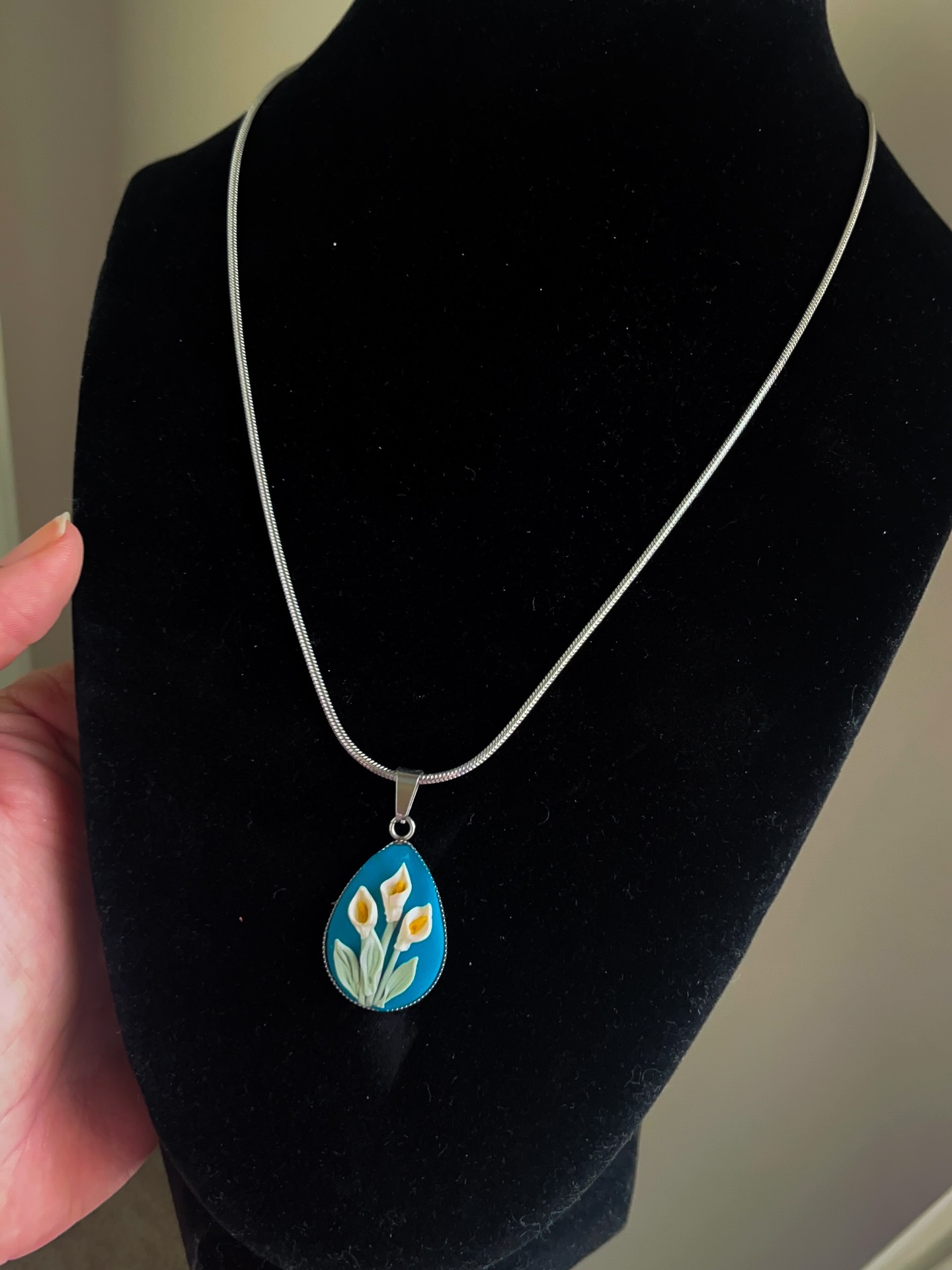 This or that. Which one is your favorite? Comment or vote below 👇
Calla Lillies are just so classy and cute 🥰
Handmade with love. Hecho con amor
#polymerclay #polymerclaydaily #polymerclayaccessories
#polymerclayartistsofinstagram #polymerclaycallalily #hᴀɴᴅᴍᴀᴅᴇwɪᴛʜlᴏᴠᴇ